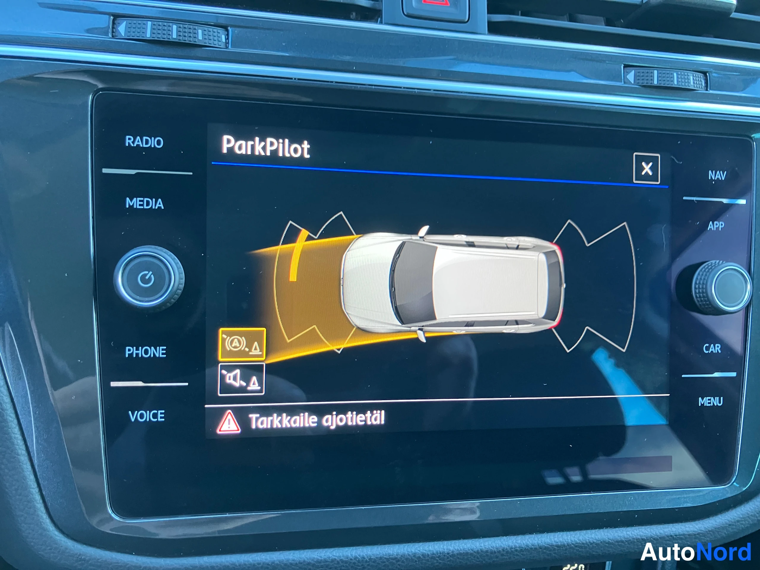 Valkoinen Volkswagen Tiguan 2018, yksityiskohta, kuva 24