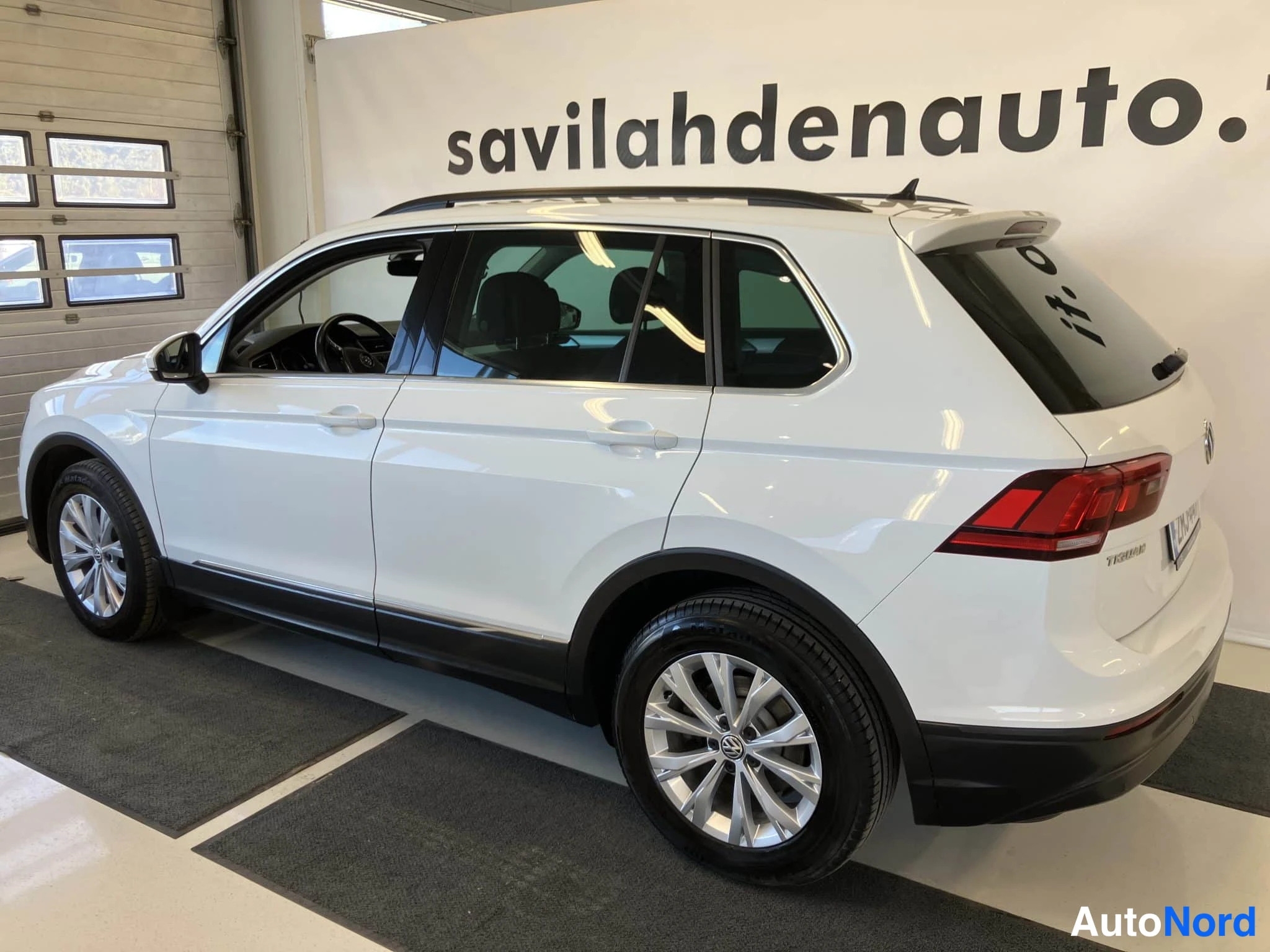Valkoinen Volkswagen Tiguan 2018, takaviisto, kuva 10