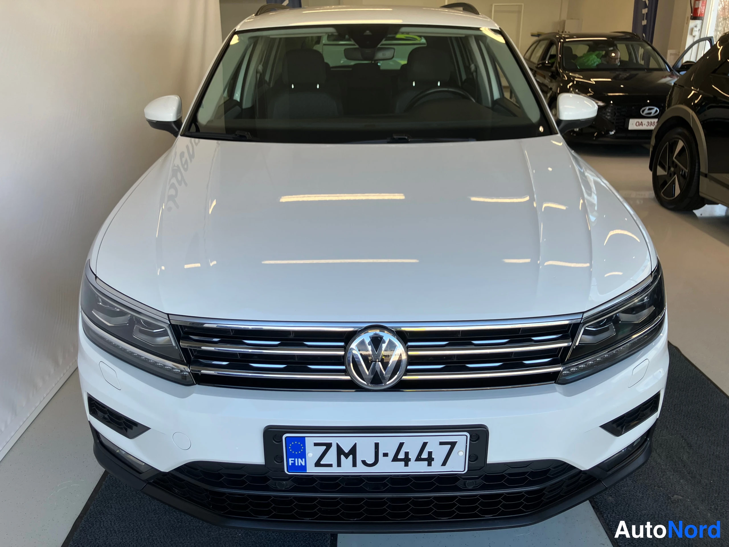 Valkoinen Volkswagen Tiguan 2018, edestä, kuva 5