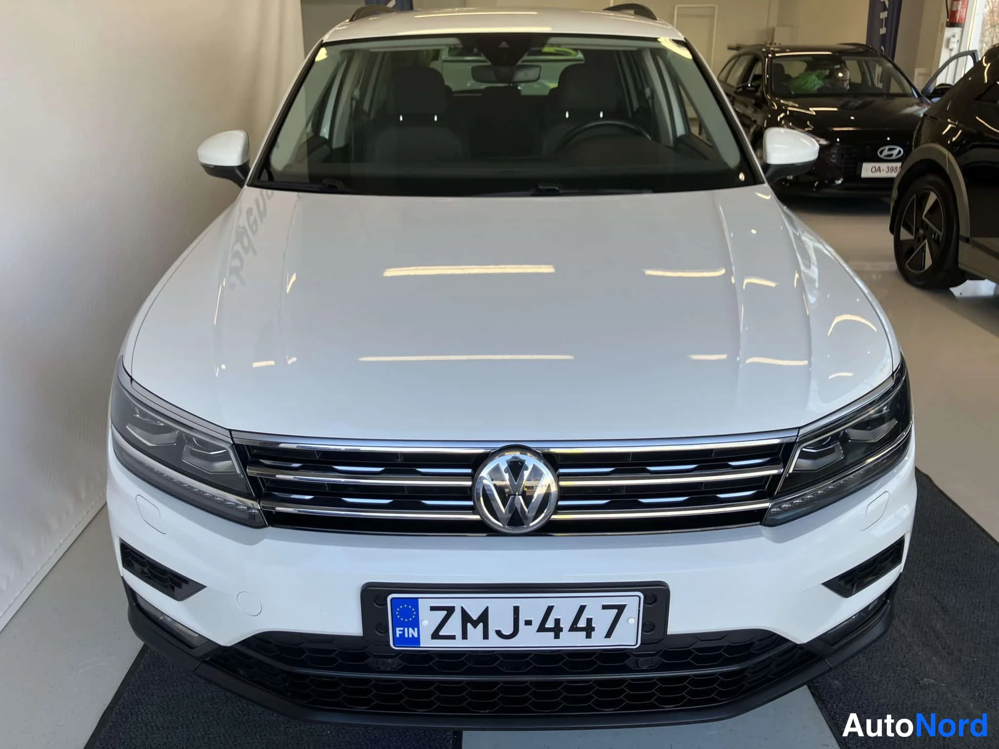 Valkoinen Volkswagen Tiguan 2018, edestä, kuva 6