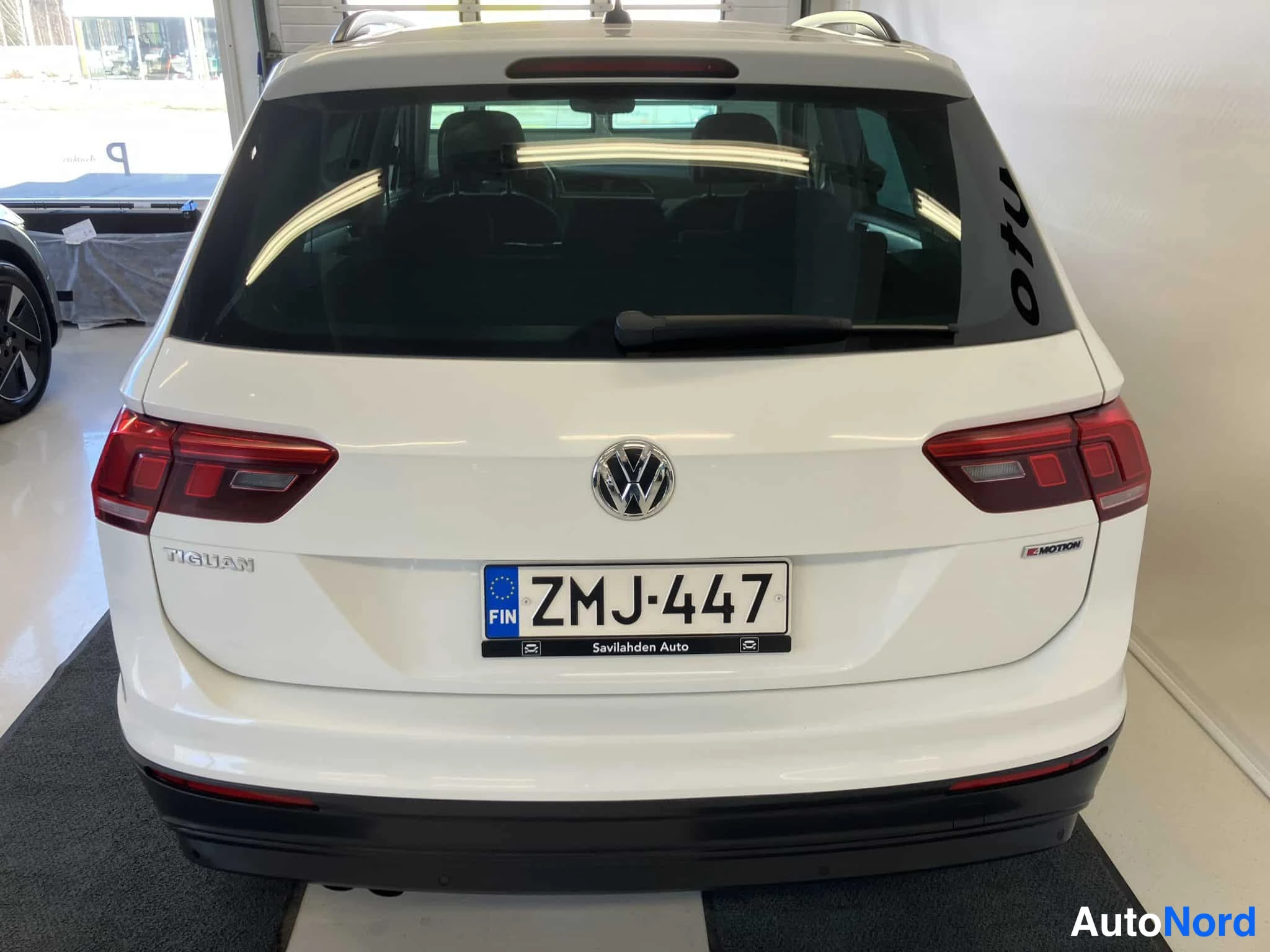 Valkoinen Volkswagen Tiguan 2018, takaa, kuva 12