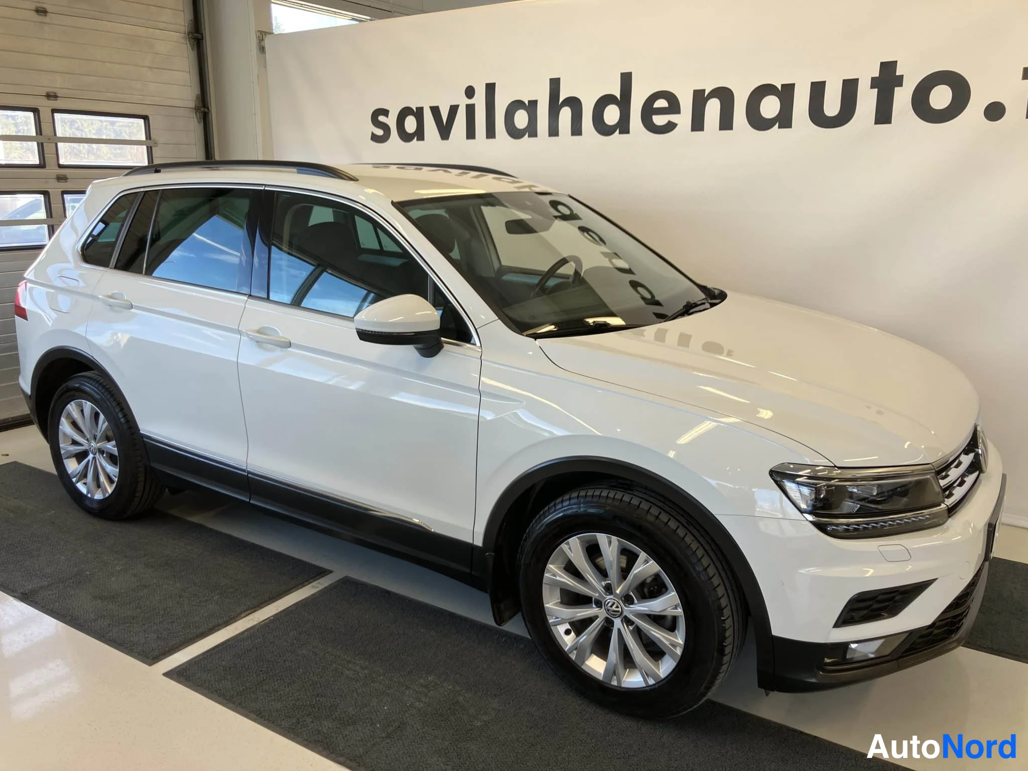 Valkoinen Volkswagen Tiguan 2018, etuviisto, keula oikealle, kuva 3