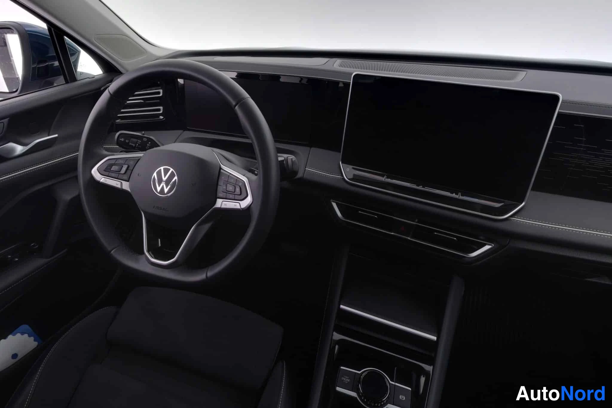 Sininen Volkswagen Tiguan 2024, ohjaamo, kuva 15