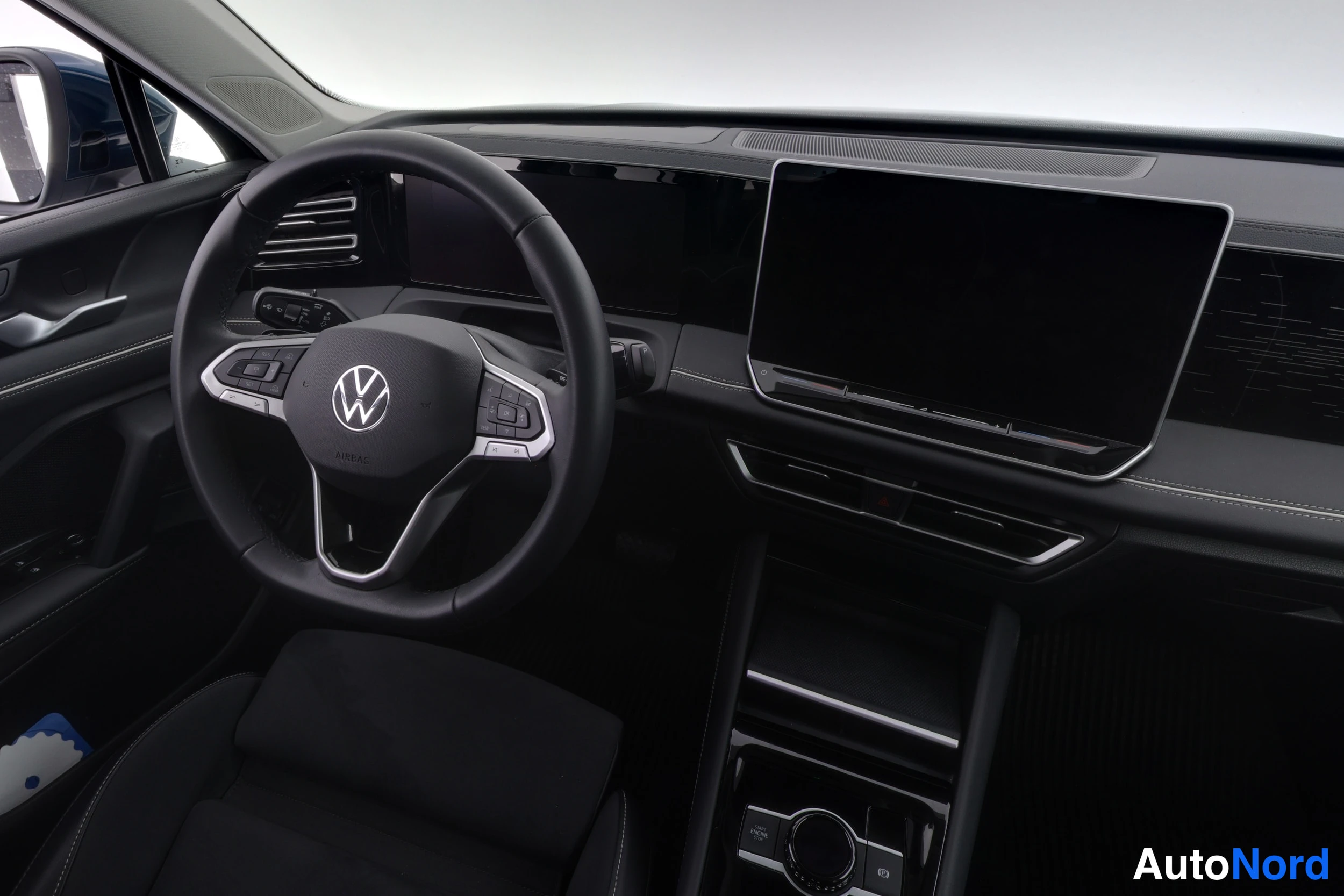 Sininen Volkswagen Tiguan 2024, ohjaamo, kuva 16