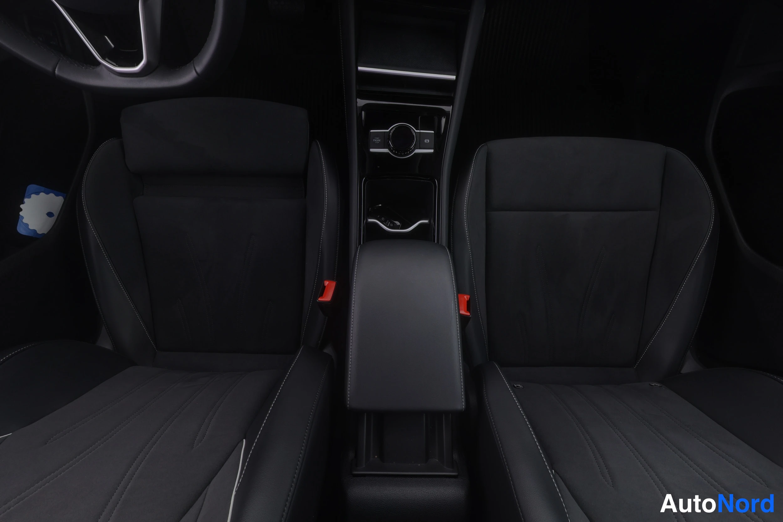 Sininen Volkswagen Tiguan 2024, etuistuimet, kuva 19