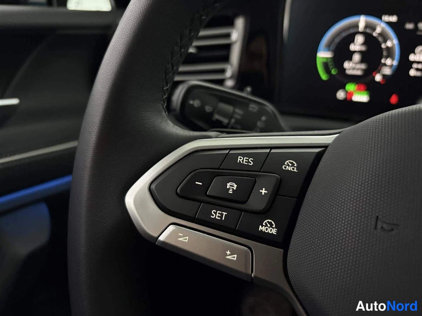 Sininen Volkswagen Tiguan 2024, yksityiskohta, kuva 33