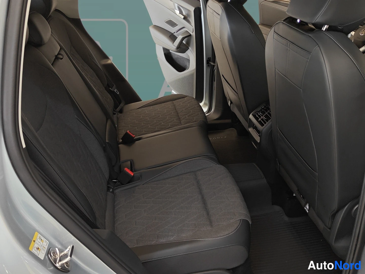 Hopea Volkswagen Tiguan 2024, takaistuimet, kuva 13