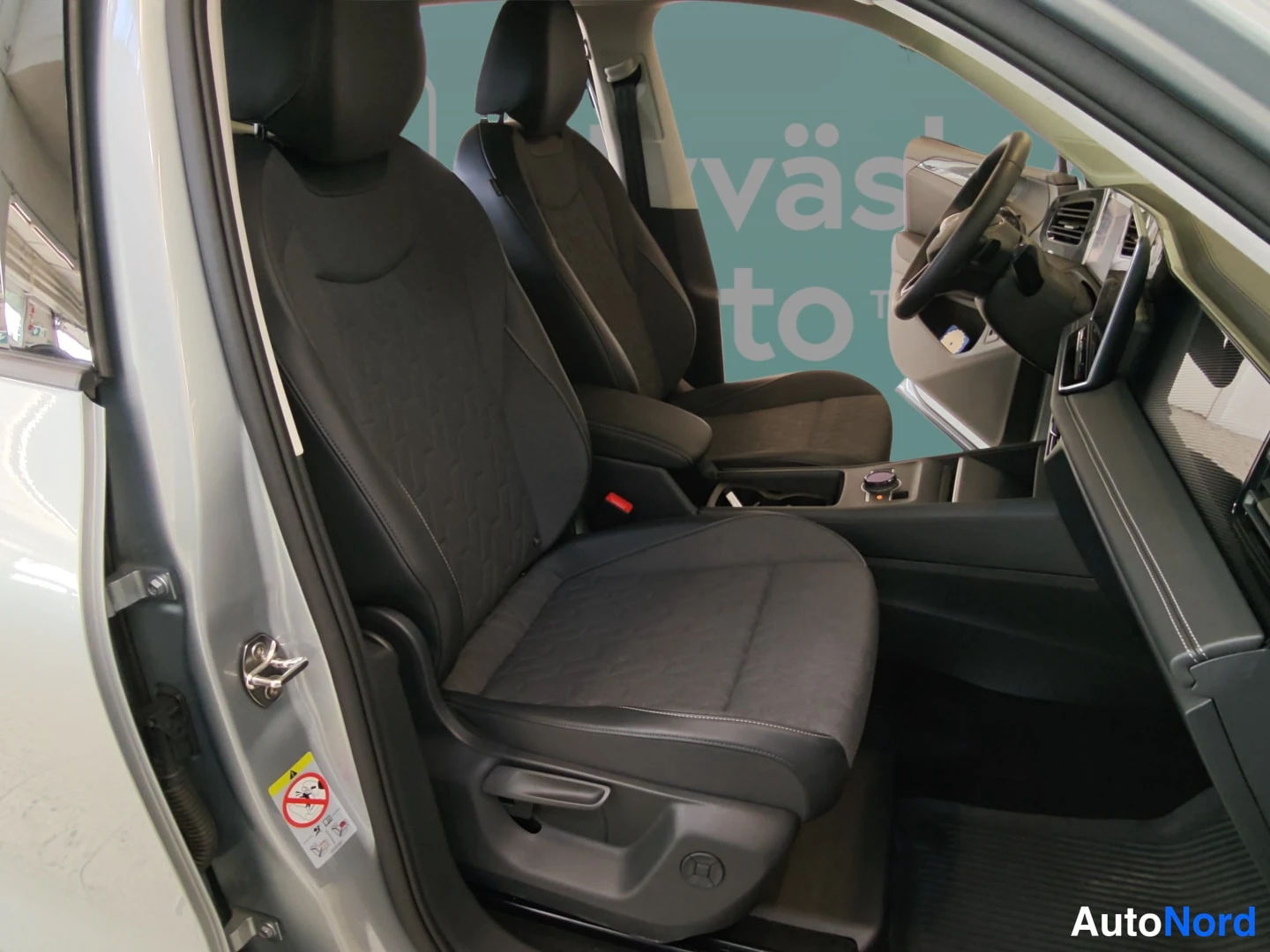 Hopea Volkswagen Tiguan 2024, etuistuimet, kuva 12