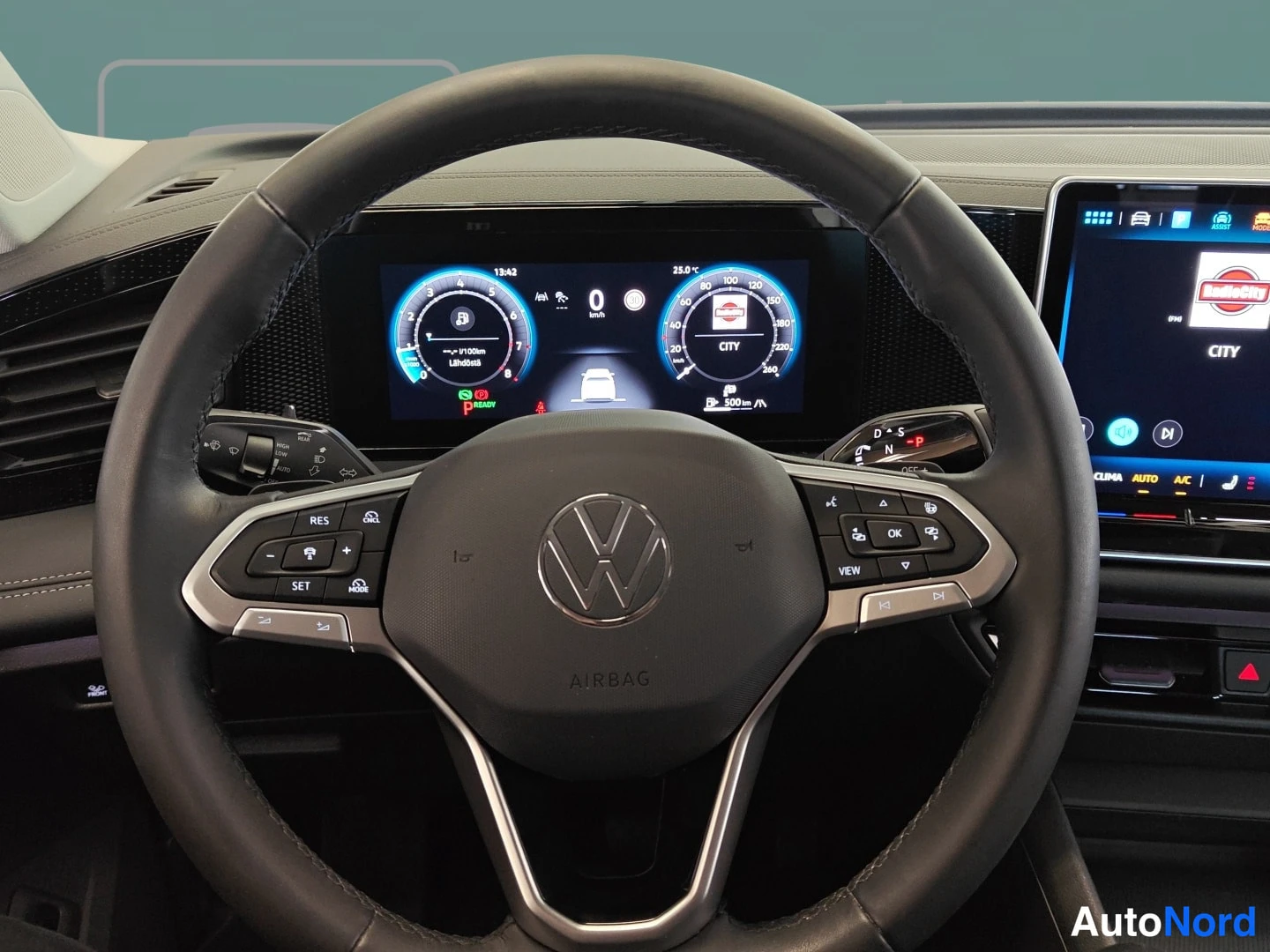 Hopea Volkswagen Tiguan 2024, ohjaamo, kuva 8
