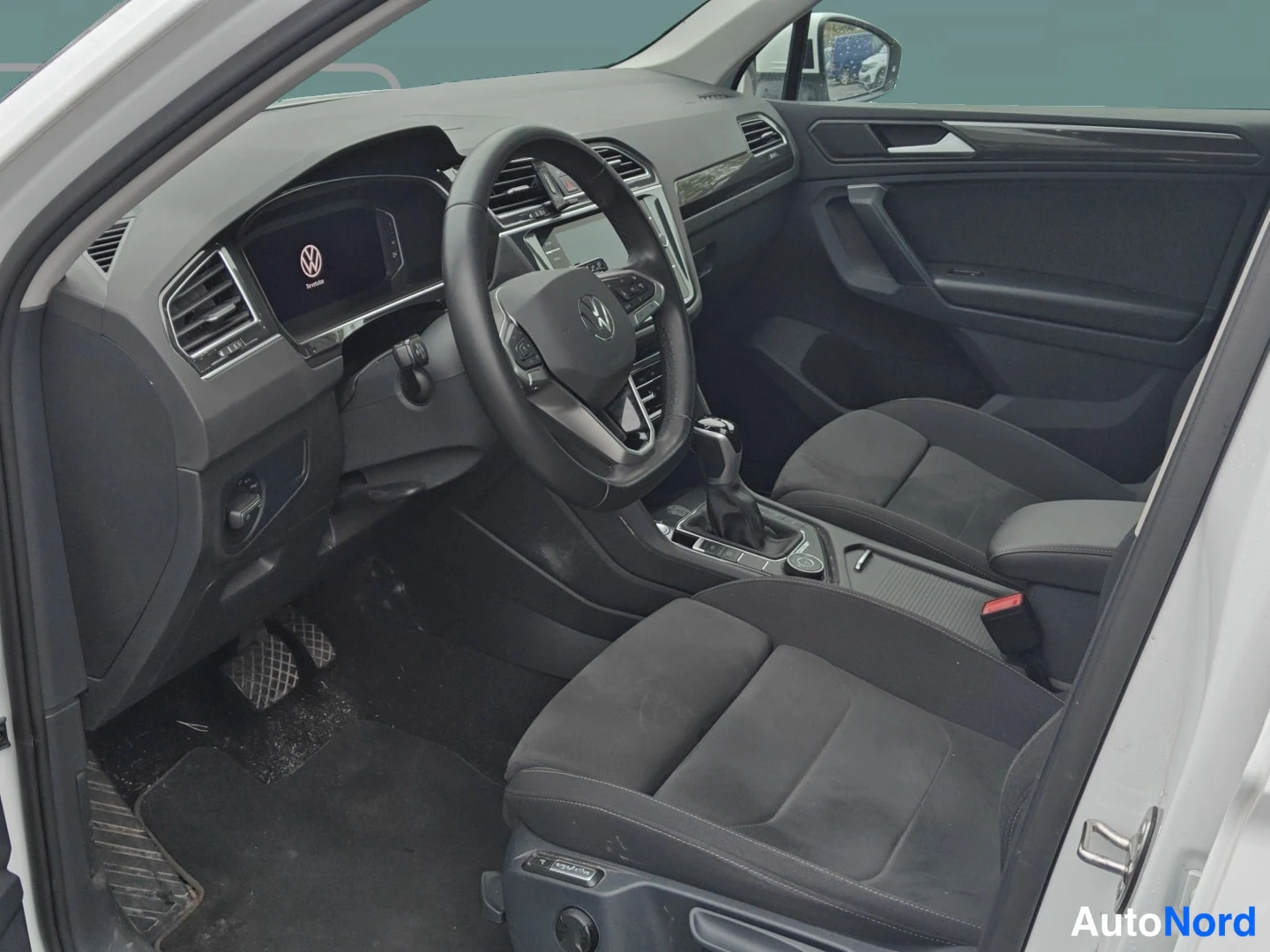 Valkoinen Volkswagen Tiguan 2022, ohjaamo, kuva 7