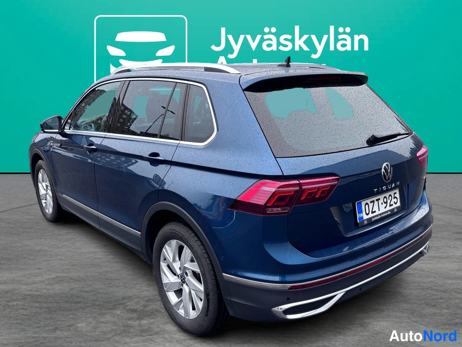 Blå Volkswagen Tiguan 2022, snett bakifrån, bild 4