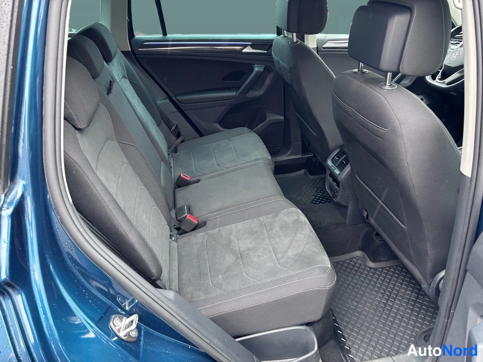 Blå Volkswagen Tiguan 2022, baksäten, bild 11