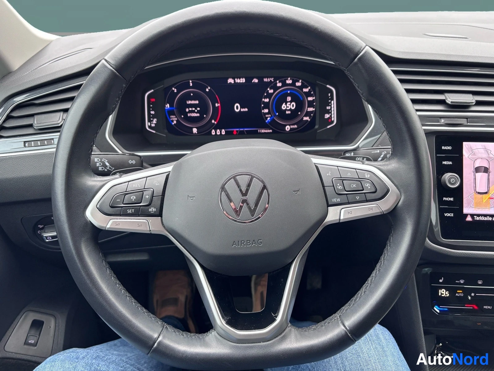 Blå Volkswagen Tiguan 2022, detalj, bild 12