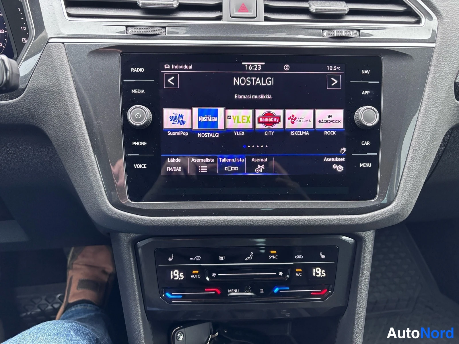 Blå Volkswagen Tiguan 2022, detalj, bild 14