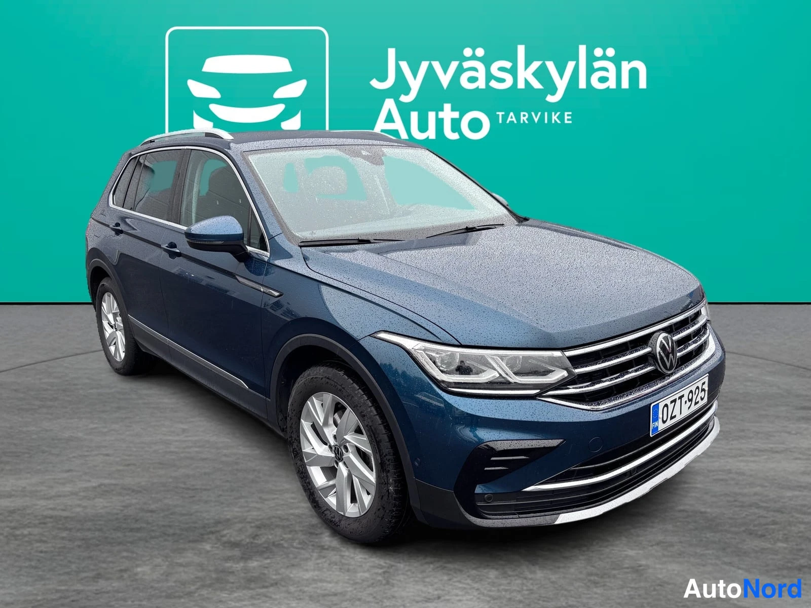 Blå Volkswagen Tiguan 2022, snett framifrån, fronten åt höger, bild 2