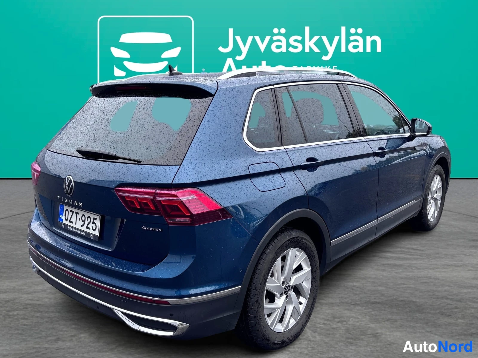 Blå Volkswagen Tiguan 2022, snett bakifrån, bild 5