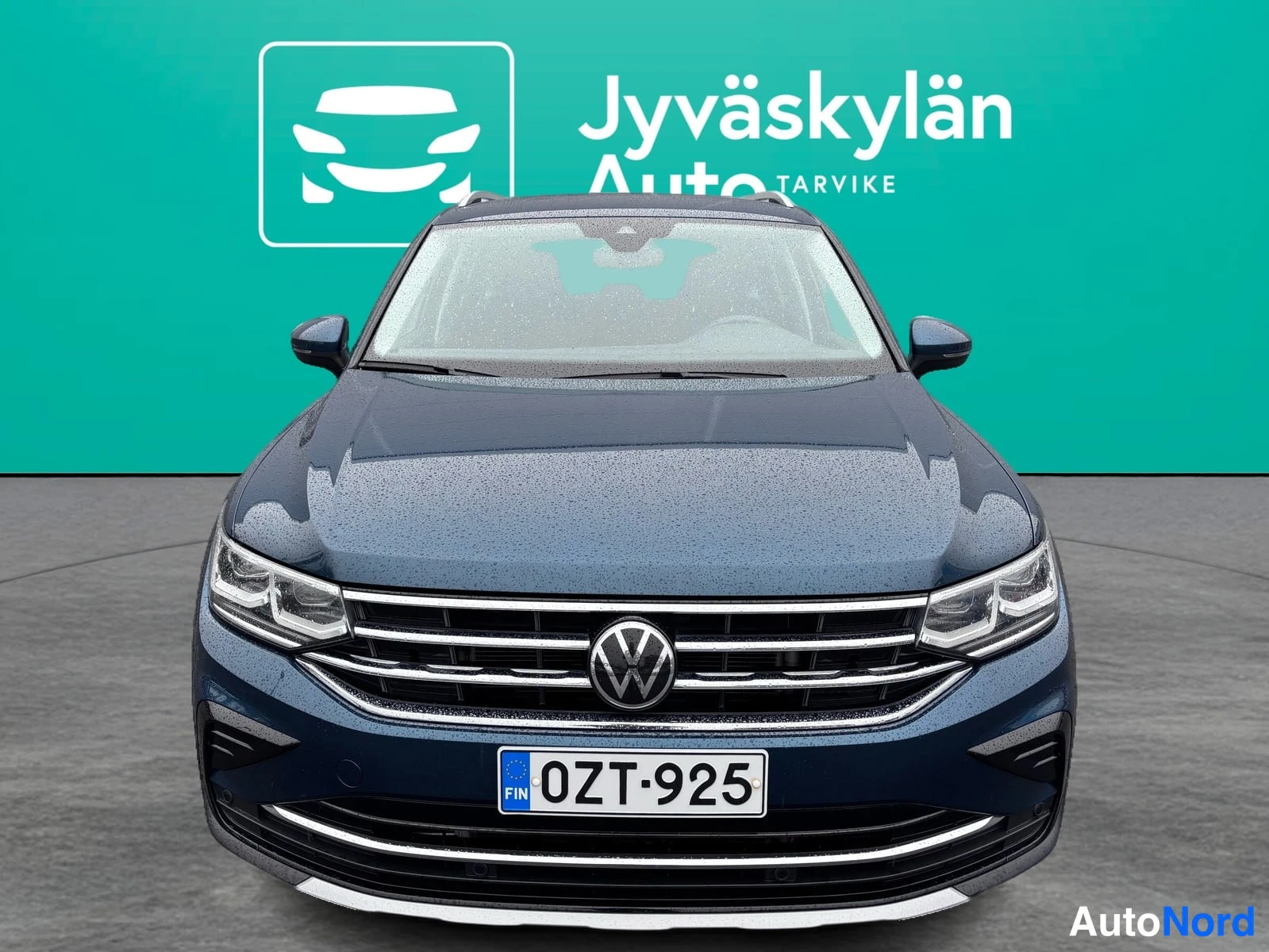 Blå Volkswagen Tiguan 2022, framifrån, bild 3