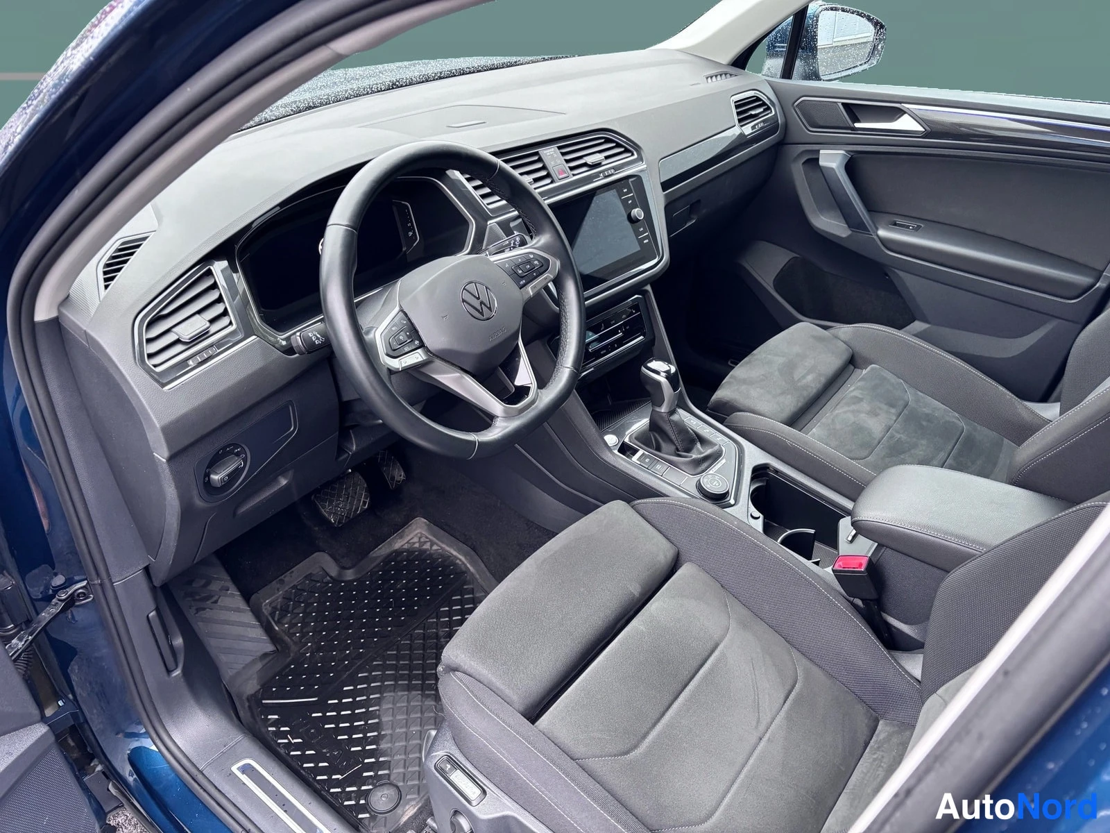 Blå Volkswagen Tiguan 2022, förarplats, bild 7