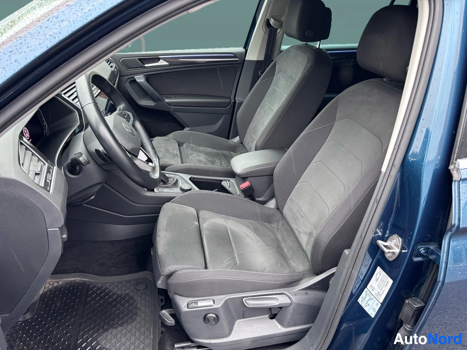 Blå Volkswagen Tiguan 2022, framsäten, bild 8