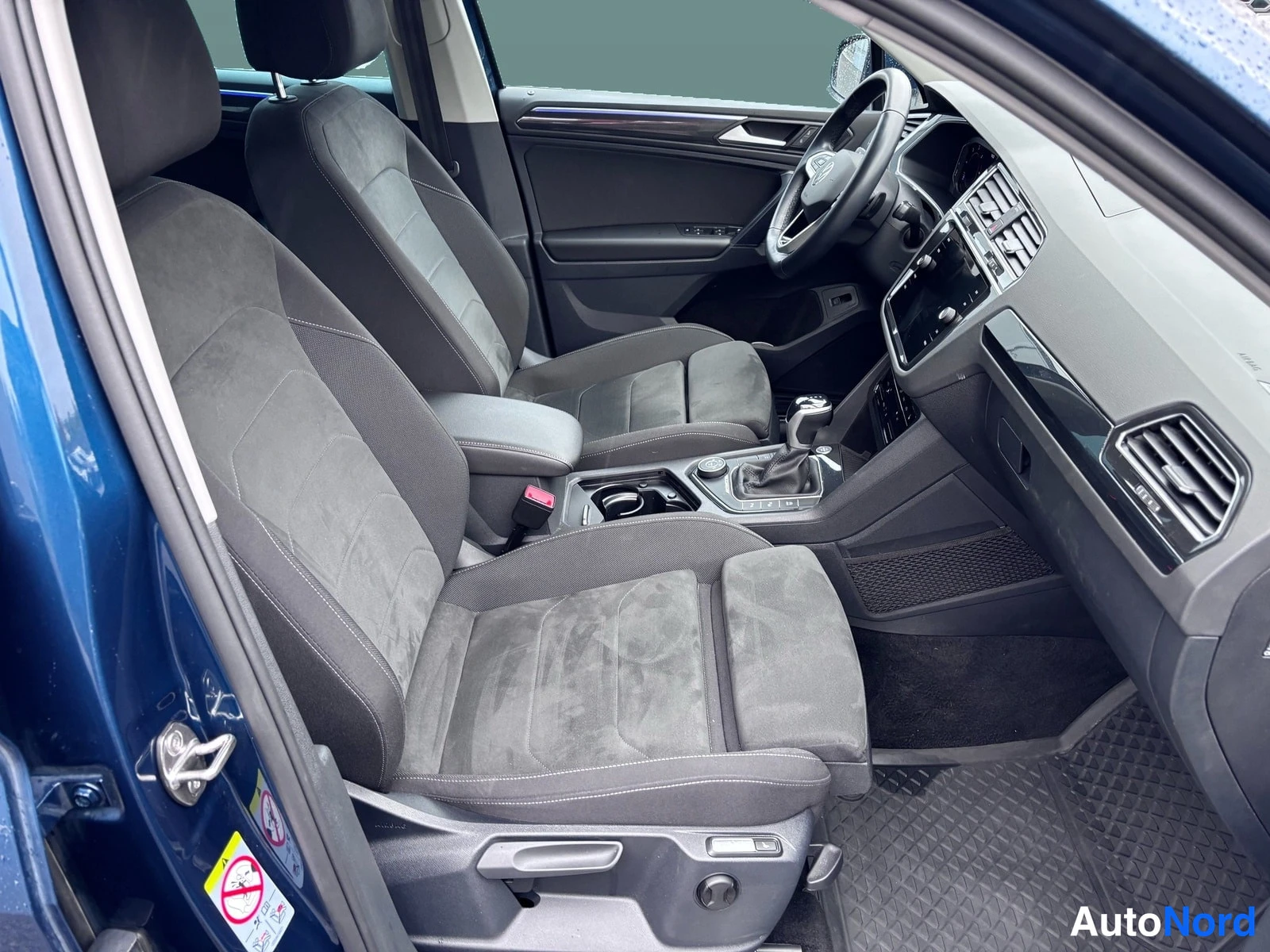 Blå Volkswagen Tiguan 2022, framsäten, bild 9