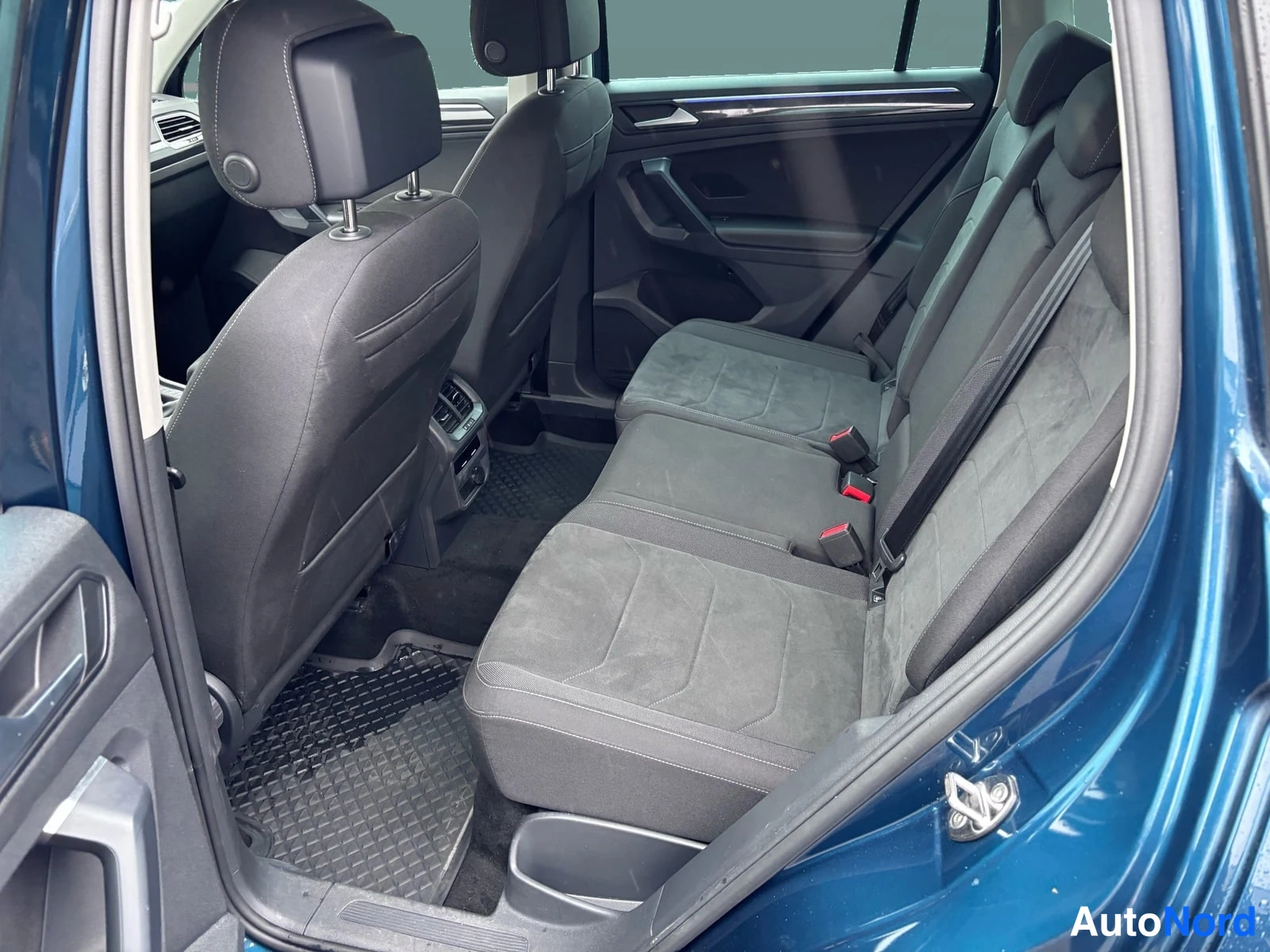 Blå Volkswagen Tiguan 2022, baksäten, bild 10