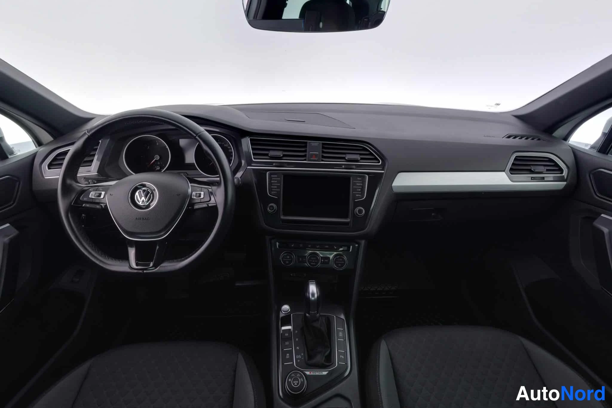 Valkoinen Volkswagen Tiguan 2017, ohjaamo, kuva 13