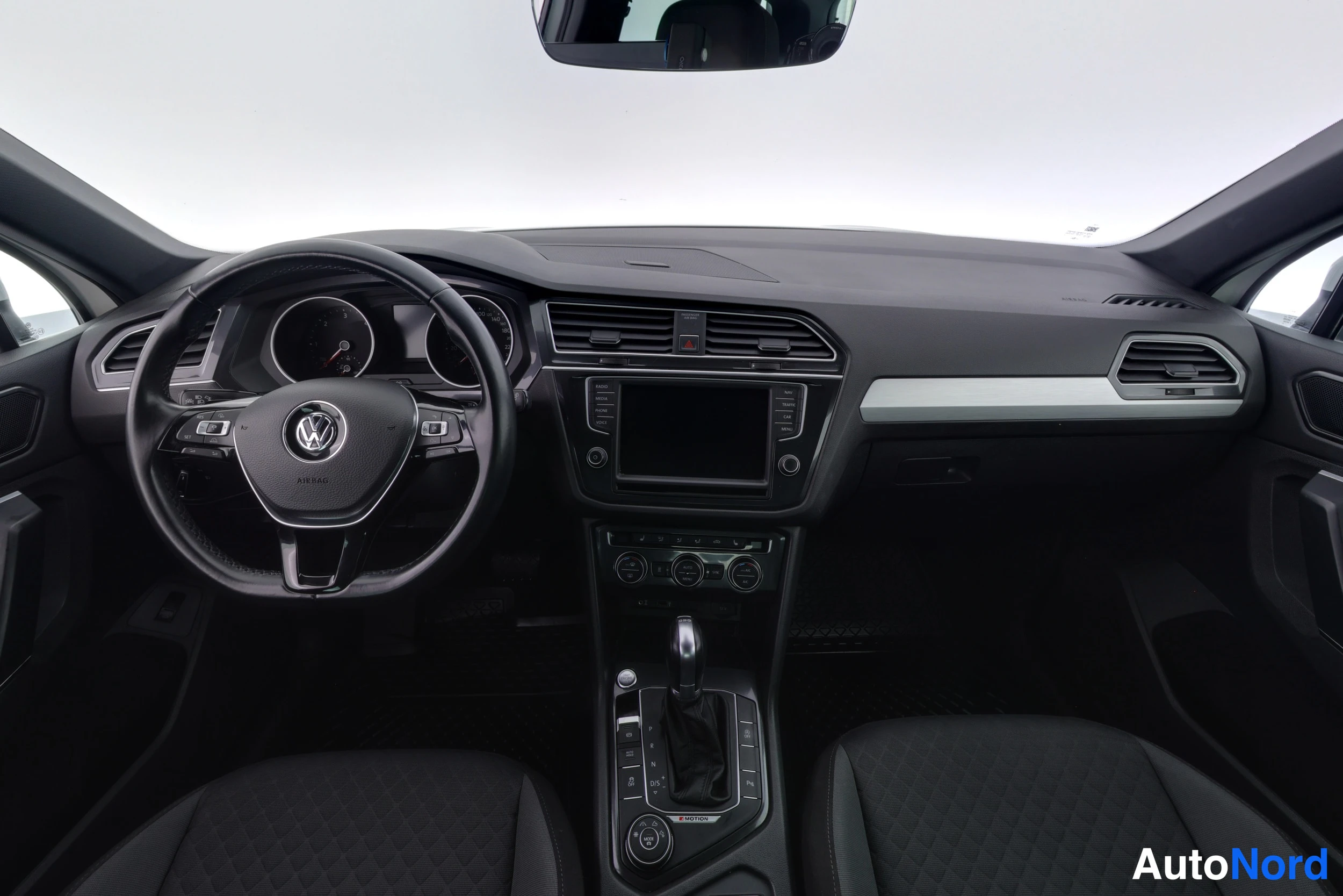 Valkoinen Volkswagen Tiguan 2017, ohjaamo, kuva 14