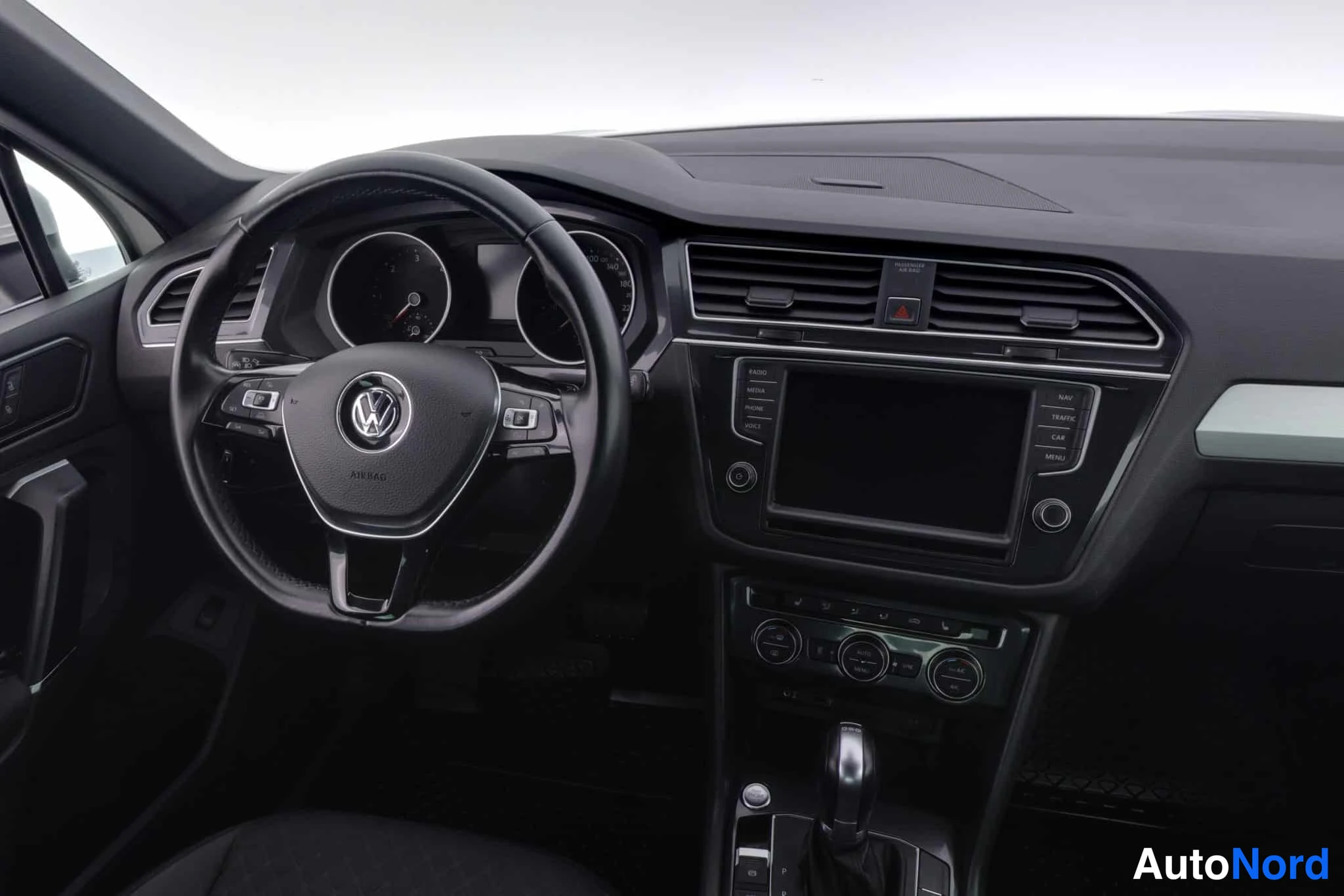 Valkoinen Volkswagen Tiguan 2017, ohjaamo, kuva 15