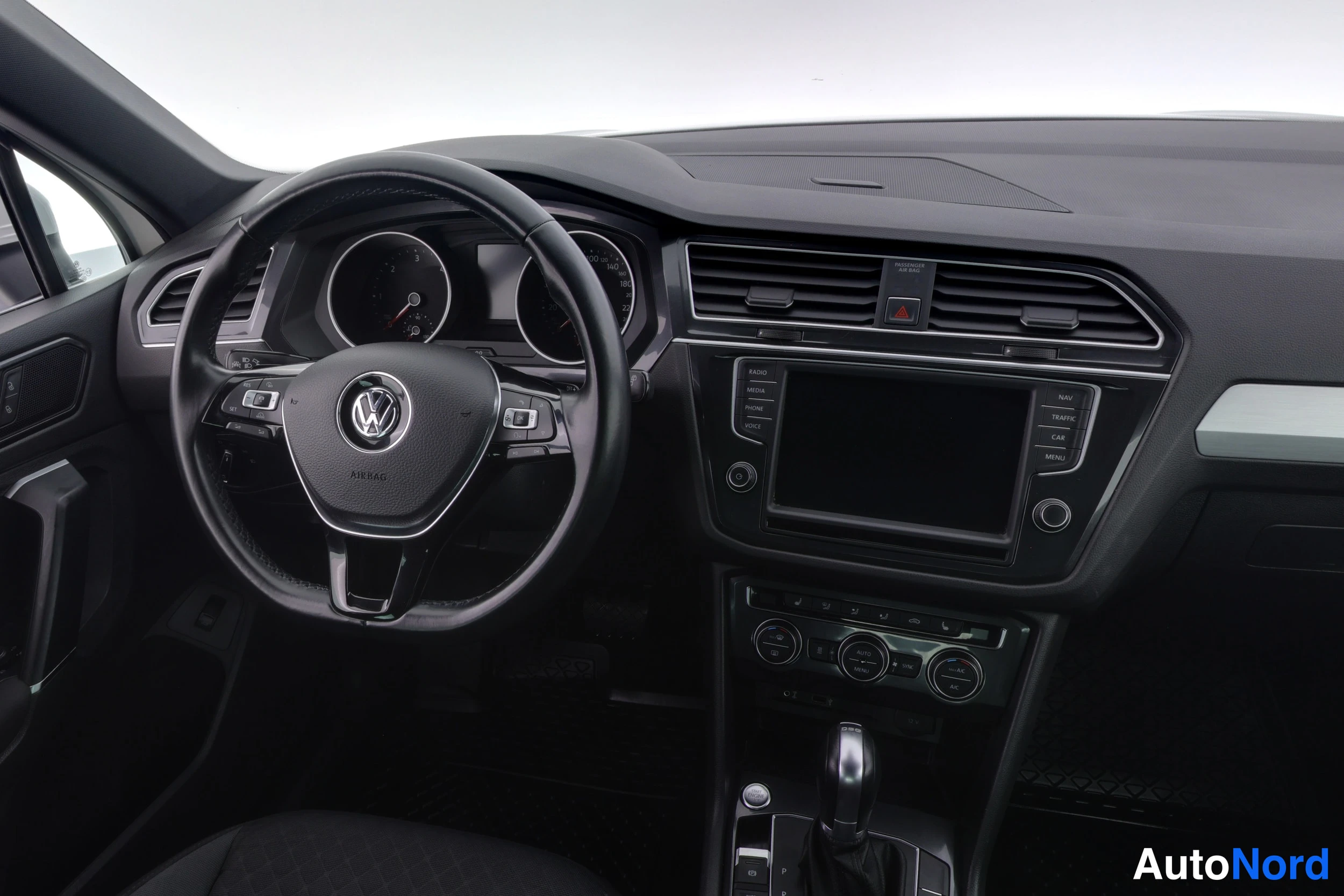 Valkoinen Volkswagen Tiguan 2017, ohjaamo, kuva 16