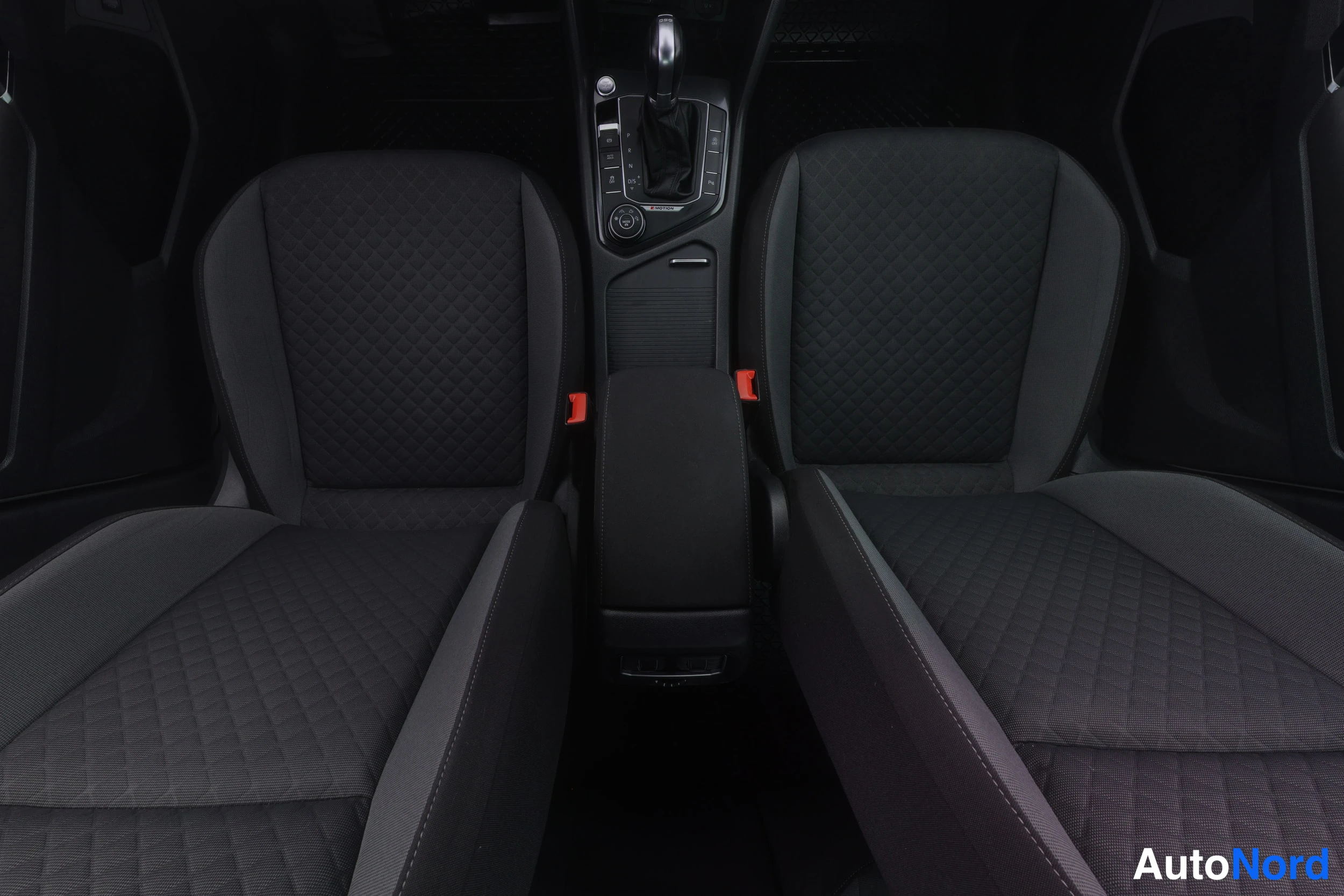 Valkoinen Volkswagen Tiguan 2017, etuistuimet, kuva 24