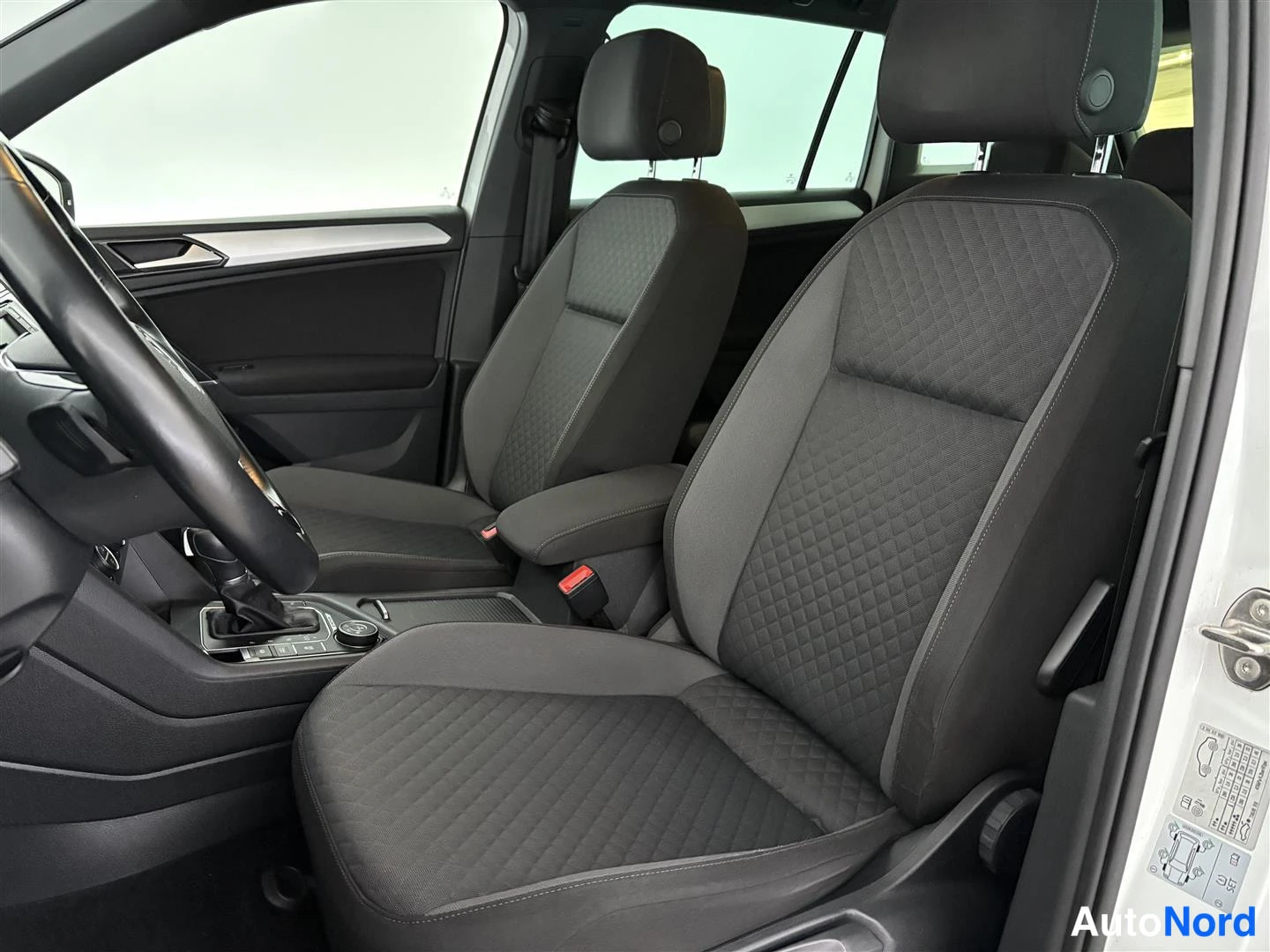 Valkoinen Volkswagen Tiguan 2017, ohjaamo, kuva 17