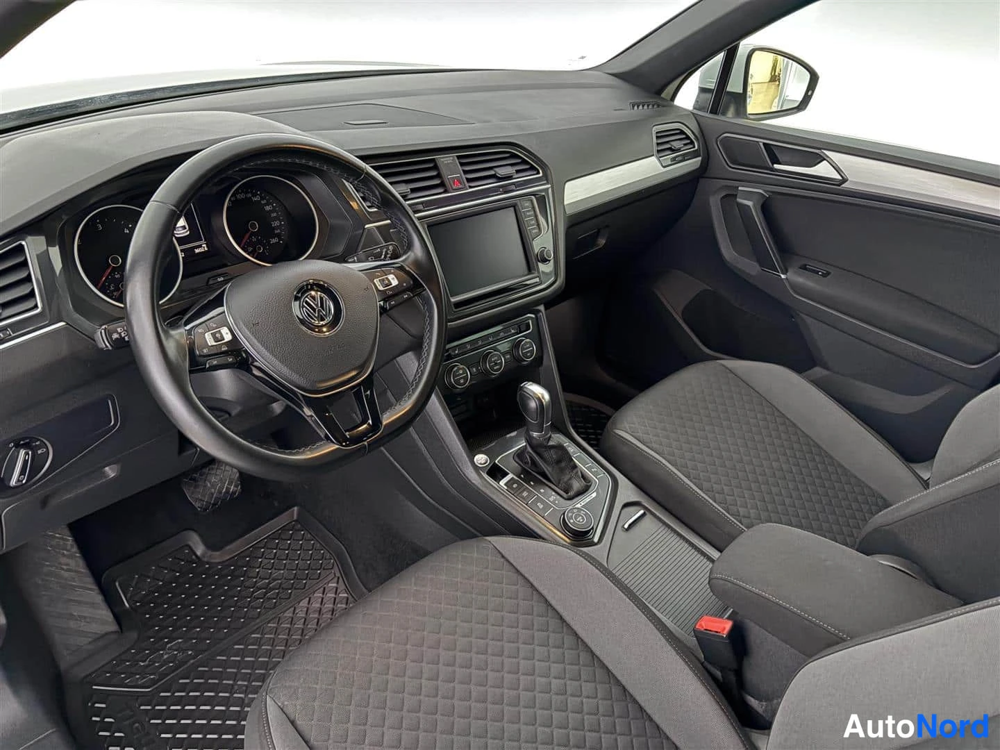 Valkoinen Volkswagen Tiguan 2017, ohjaamo, kuva 18