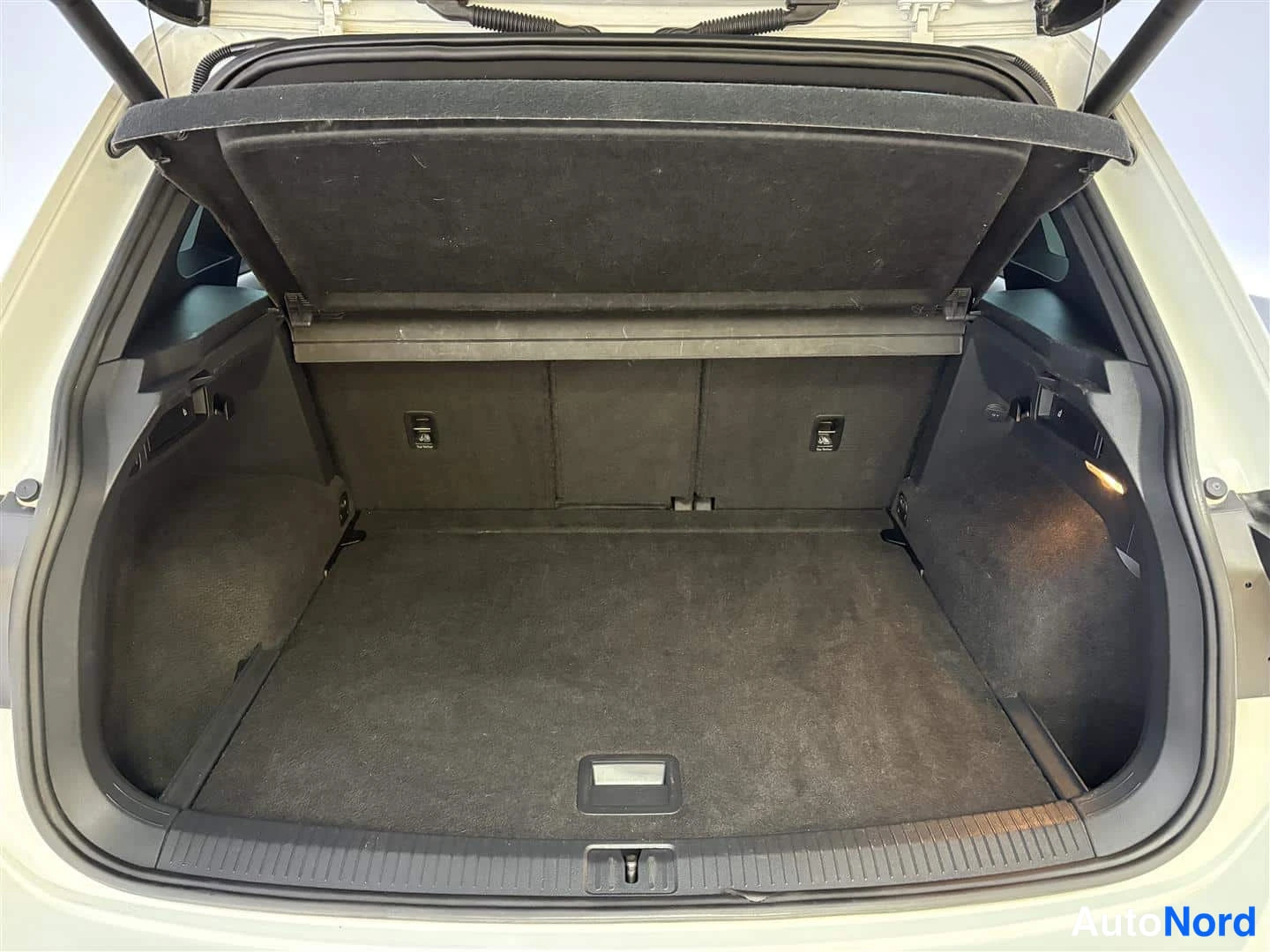 Valkoinen Volkswagen Tiguan 2017, tavaratila, kuva 26