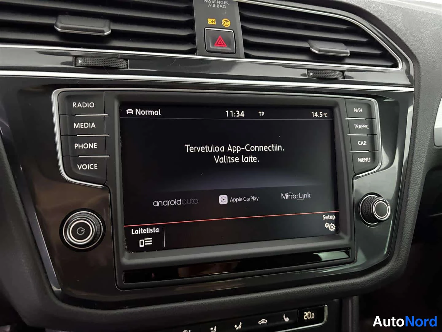 Valkoinen Volkswagen Tiguan 2017, ohjaamo, kuva 22