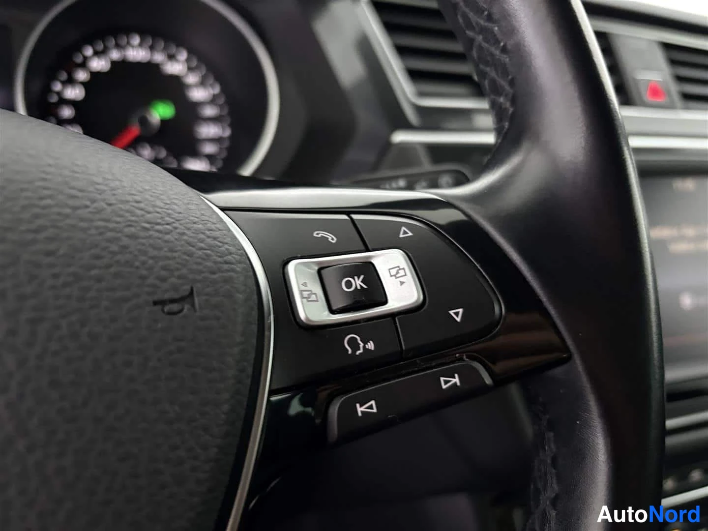 Valkoinen Volkswagen Tiguan 2017, yksityiskohta, kuva 32