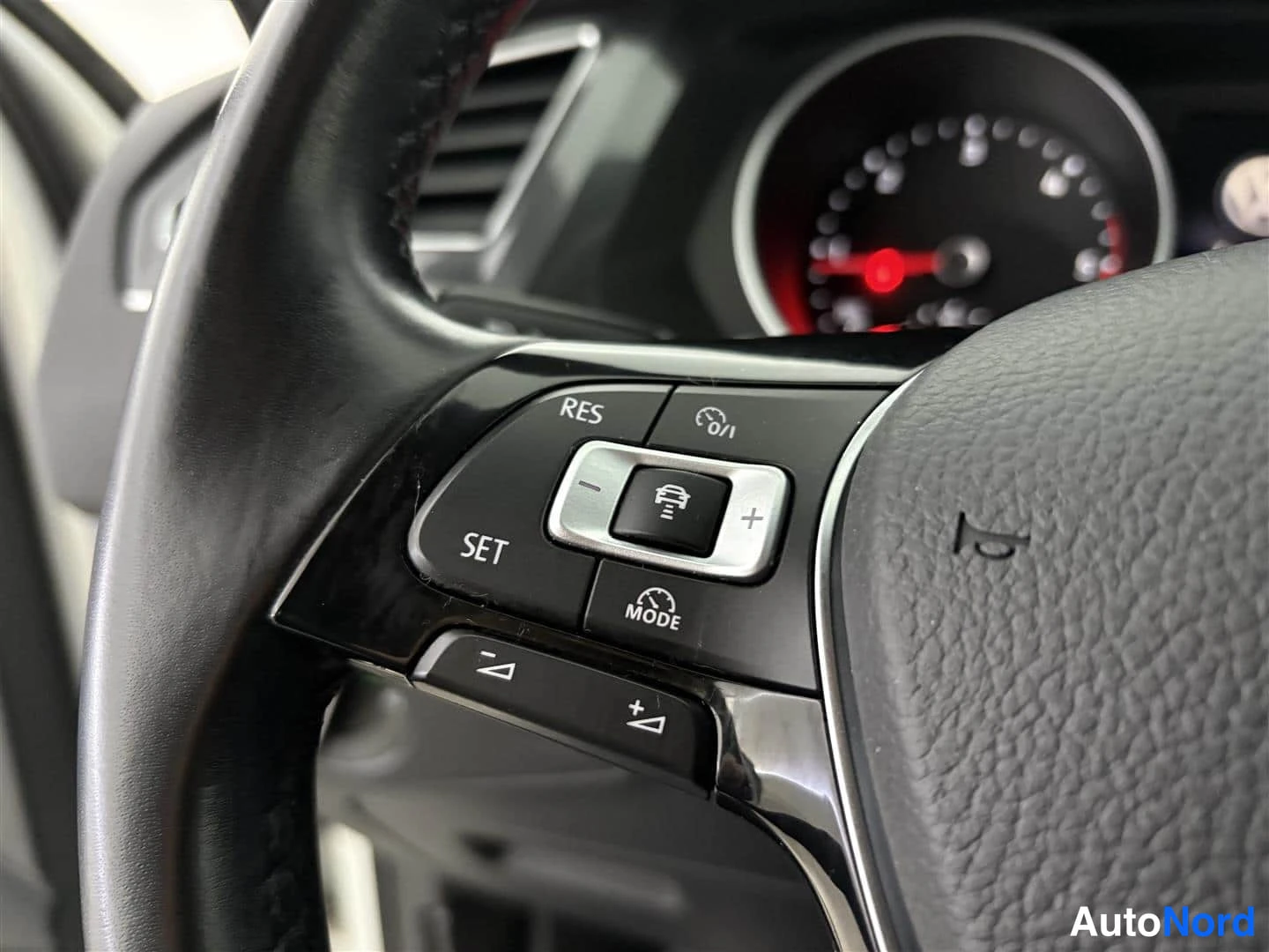 Valkoinen Volkswagen Tiguan 2017, yksityiskohta, kuva 35