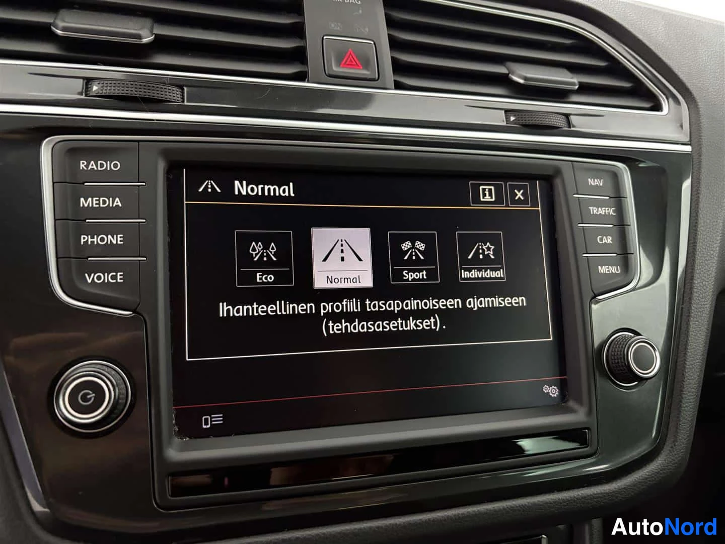 Valkoinen Volkswagen Tiguan 2017, yksityiskohta, kuva 34