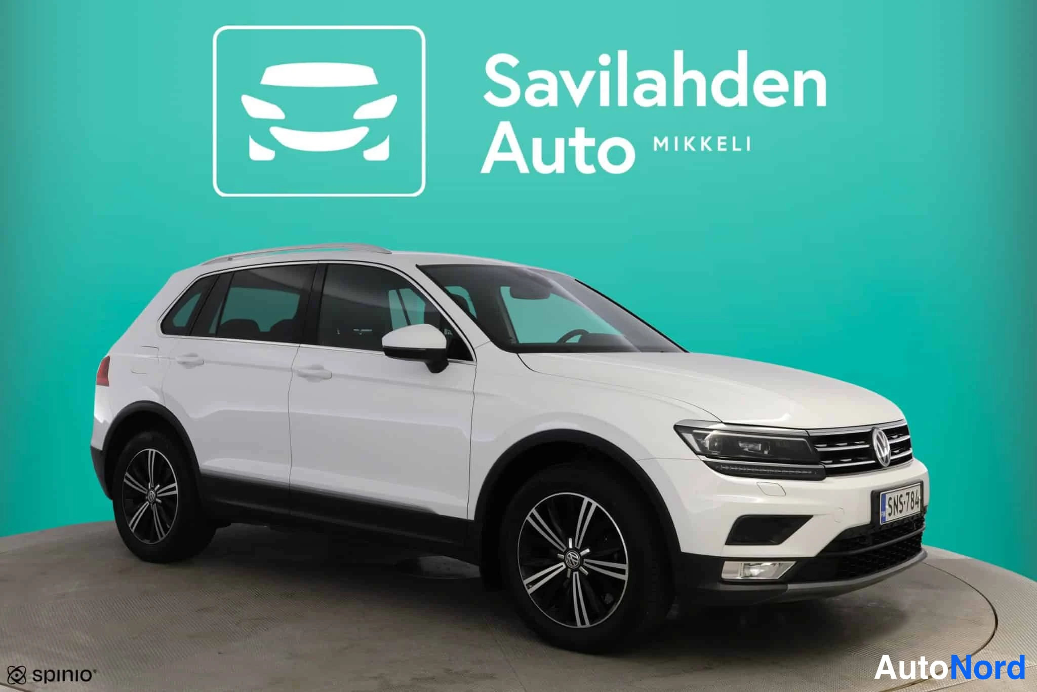 Valkoinen Volkswagen Tiguan 2017, etuviisto, keula oikealle, kuva 3