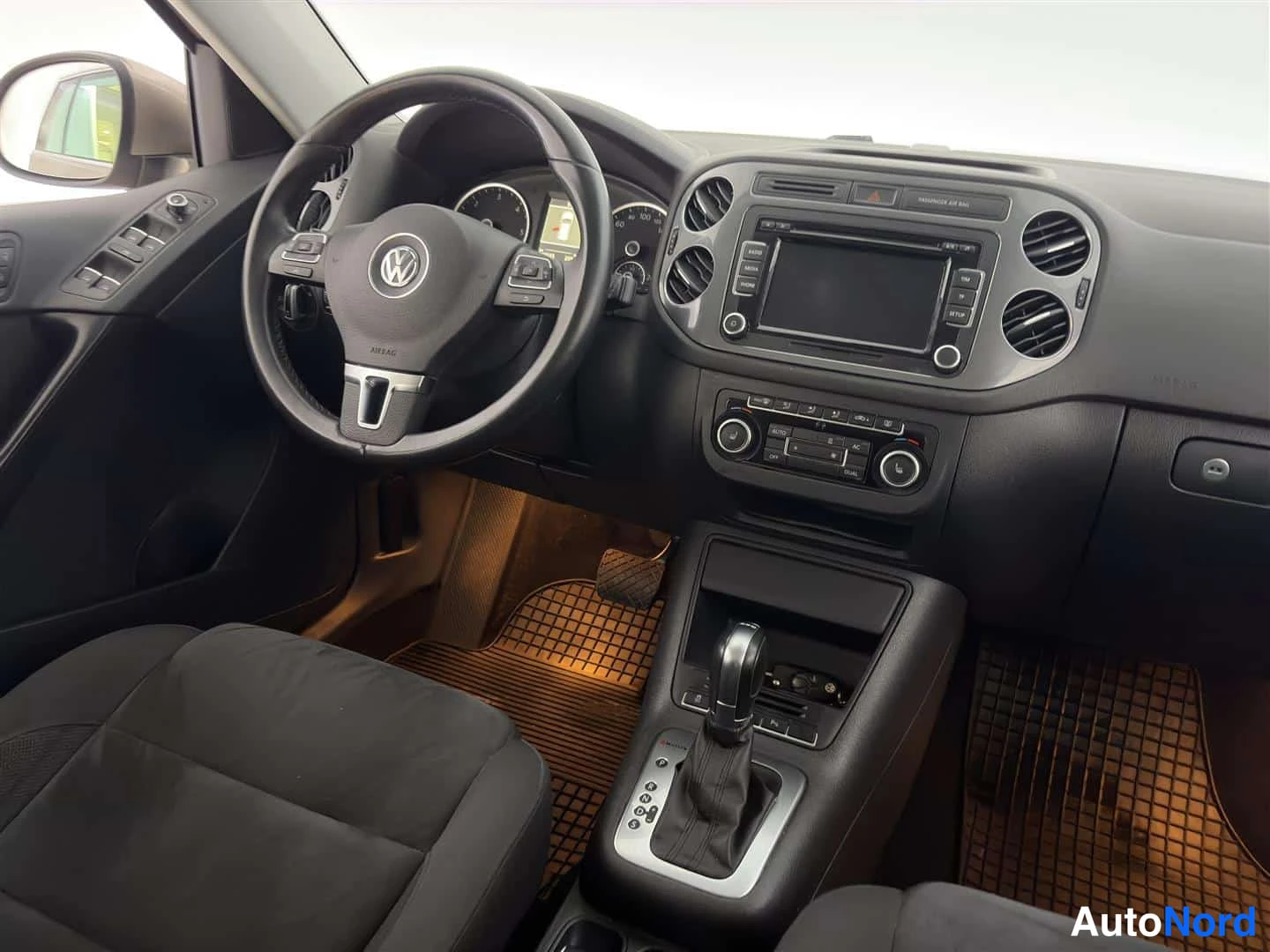 Hopea Volkswagen Tiguan 2012, ohjaamo, kuva 14