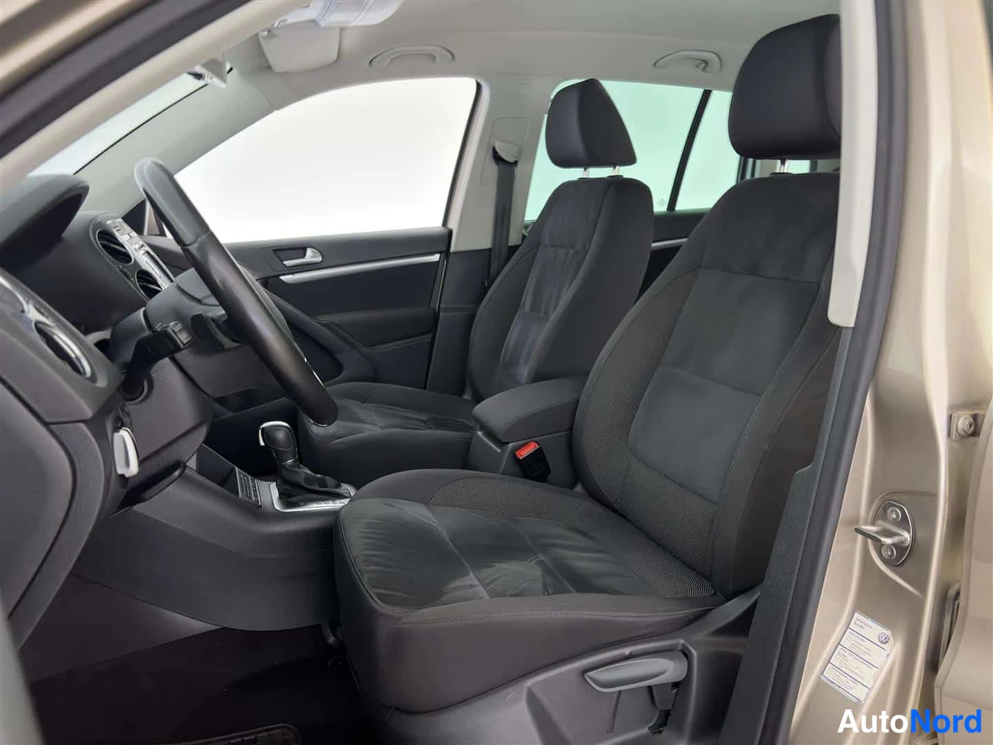 Hopea Volkswagen Tiguan 2012, etuistuimet, kuva 17