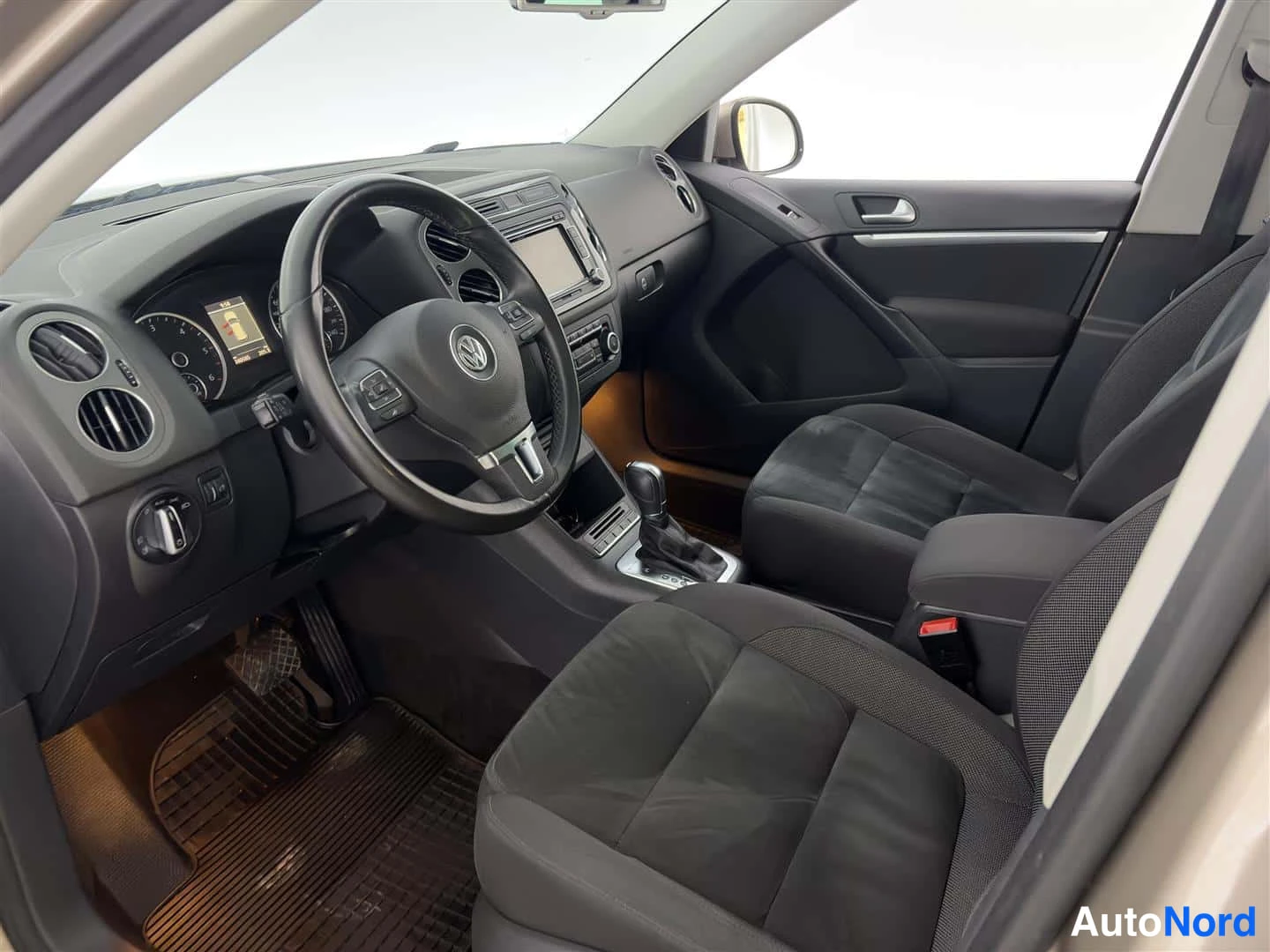 Hopea Volkswagen Tiguan 2012, ohjaamo, kuva 15