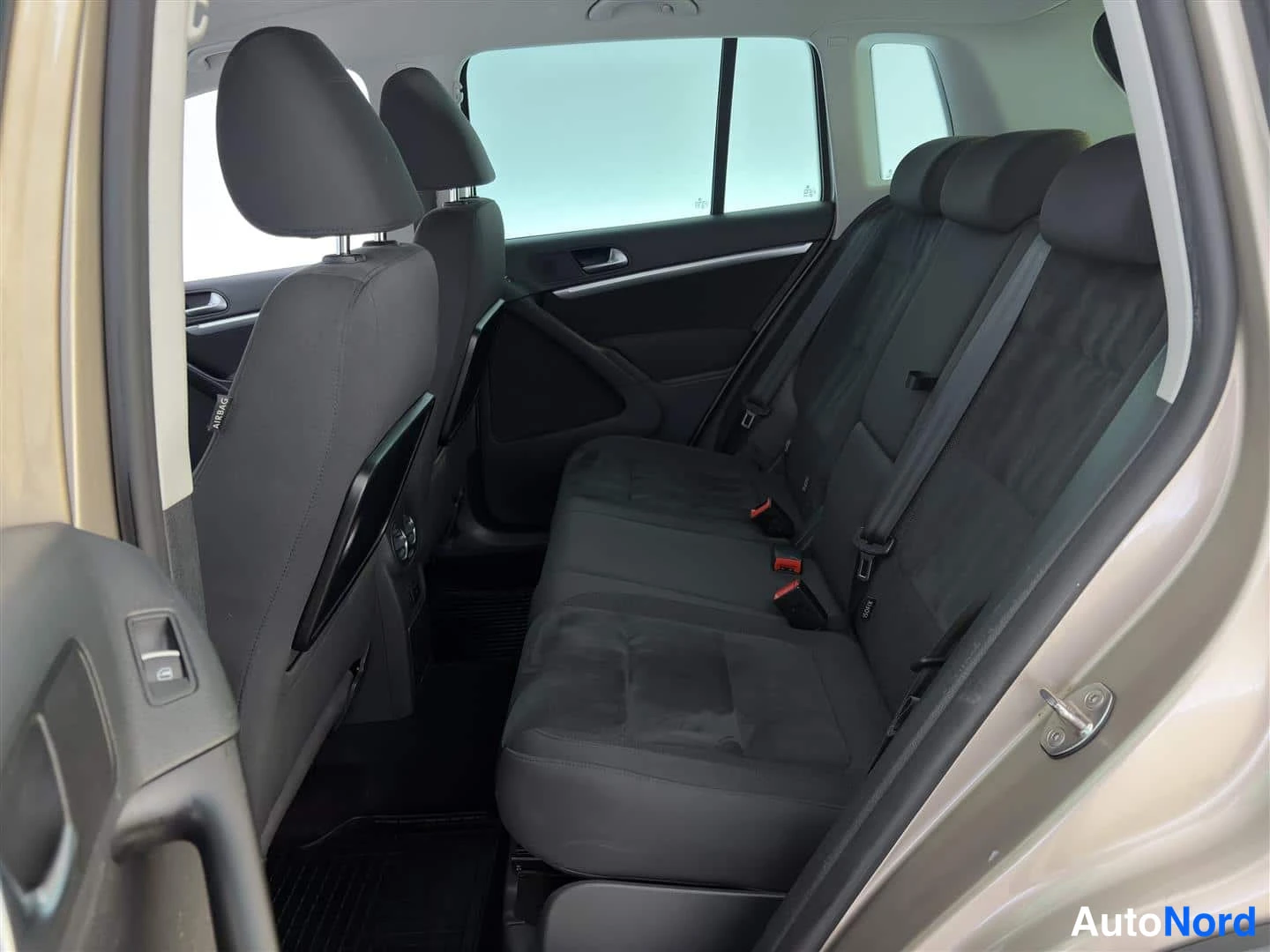 Hopea Volkswagen Tiguan 2012, takaistuimet, kuva 18