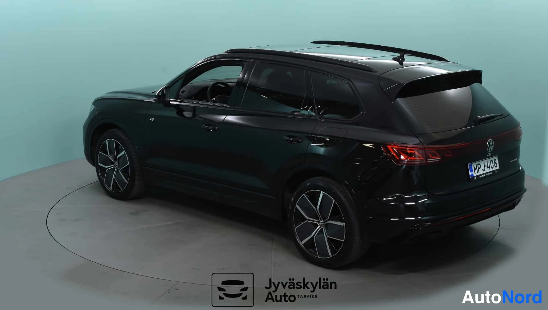 Svart Volkswagen Touareg 2024, snett bakifrån, bild 8