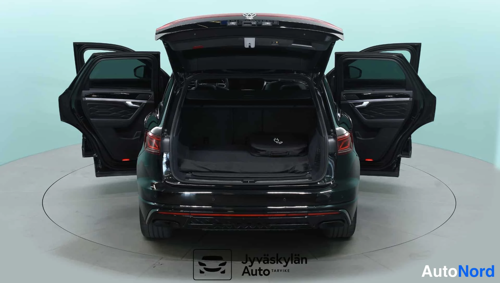 Svart Volkswagen Touareg 2024, bagageutrymme, bild 19