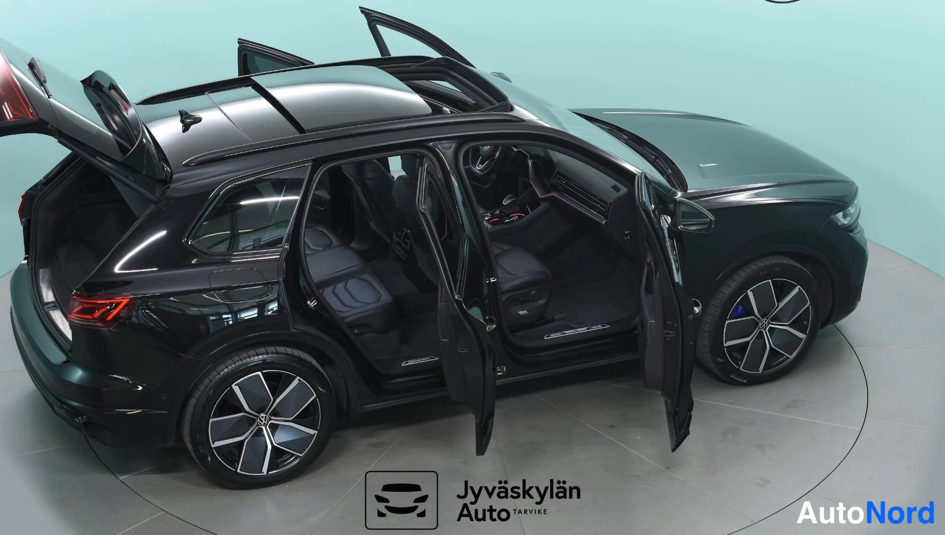 Svart Volkswagen Touareg 2024, framsäten, bild 14