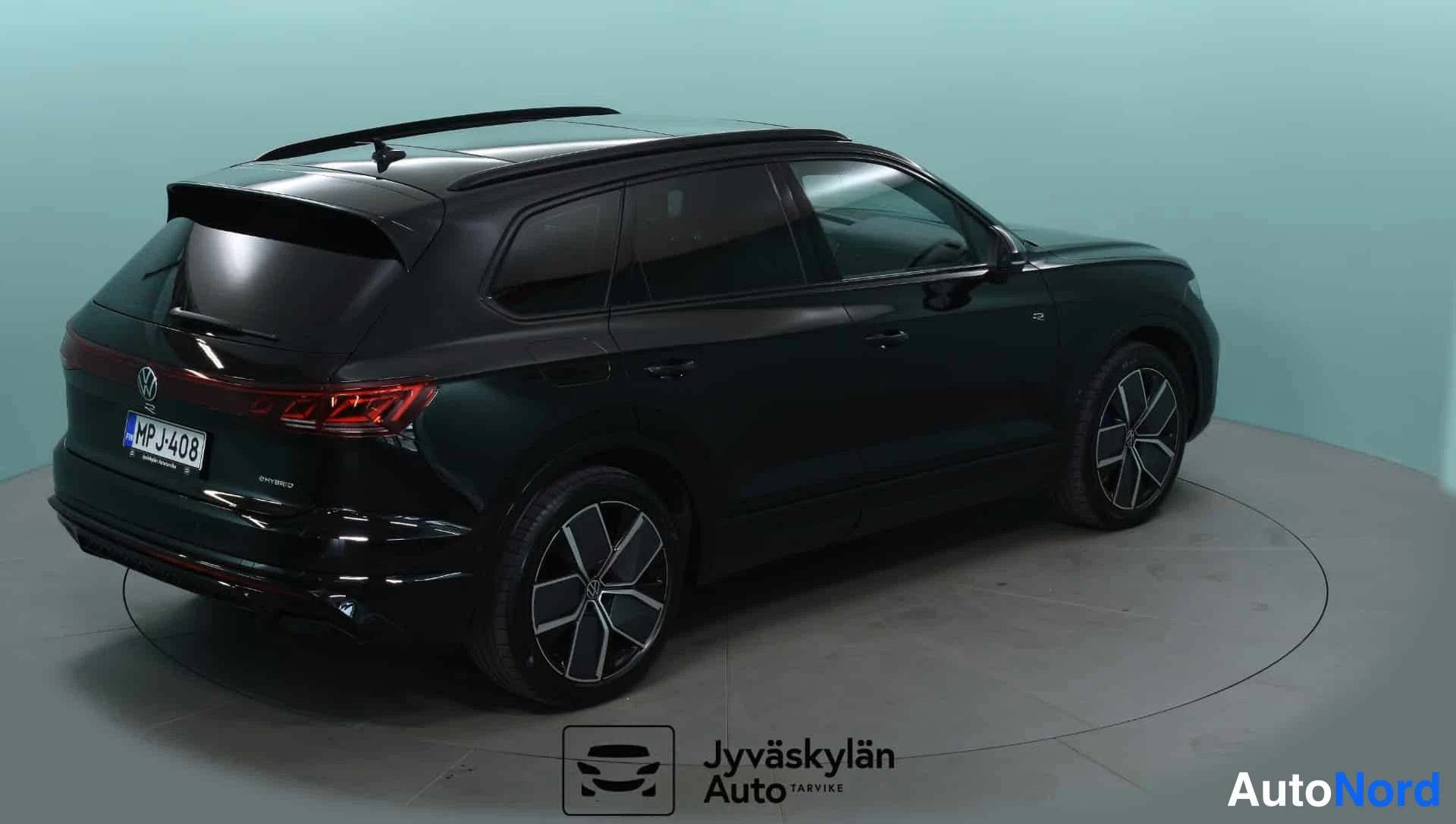 Svart Volkswagen Touareg 2024, snett bakifrån, bild 7