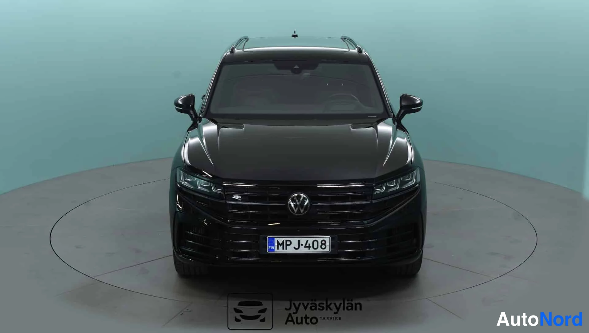 Svart Volkswagen Touareg 2024, framifrån, bild 5