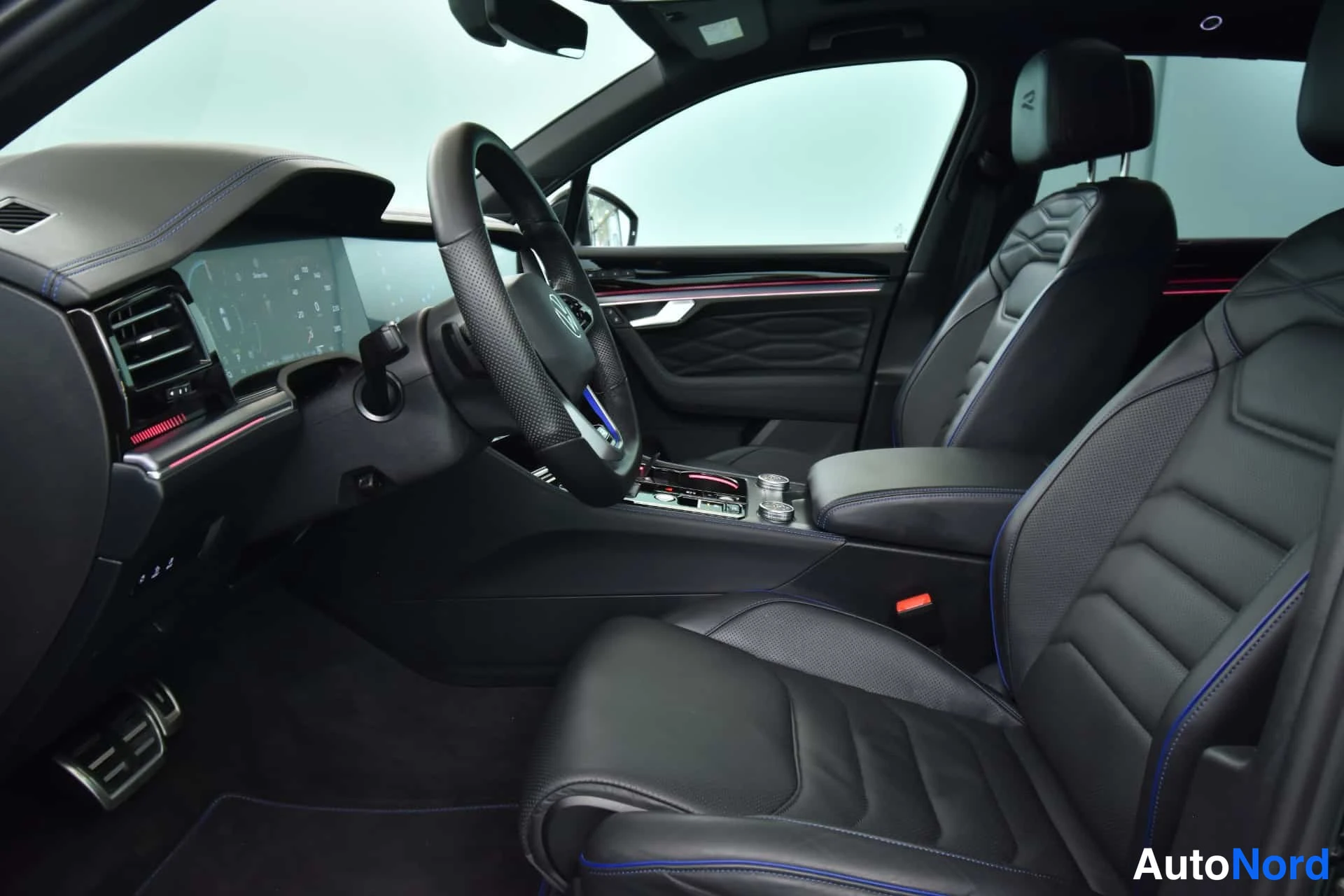 Svart Volkswagen Touareg 2024, förarplats, bild 11