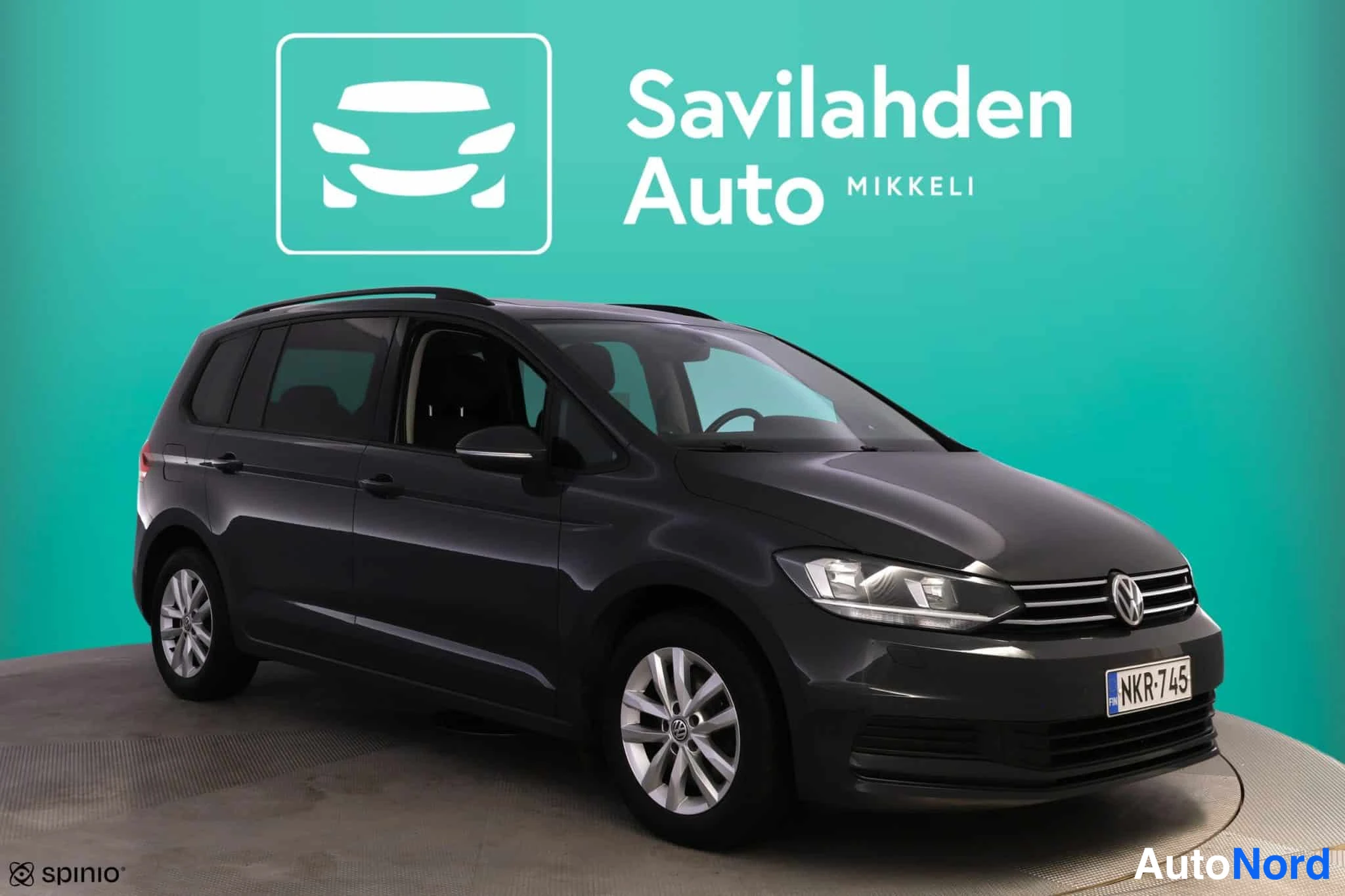 Harmaa Volkswagen Touran 2017, etuviisto, keula oikealle, kuva 5