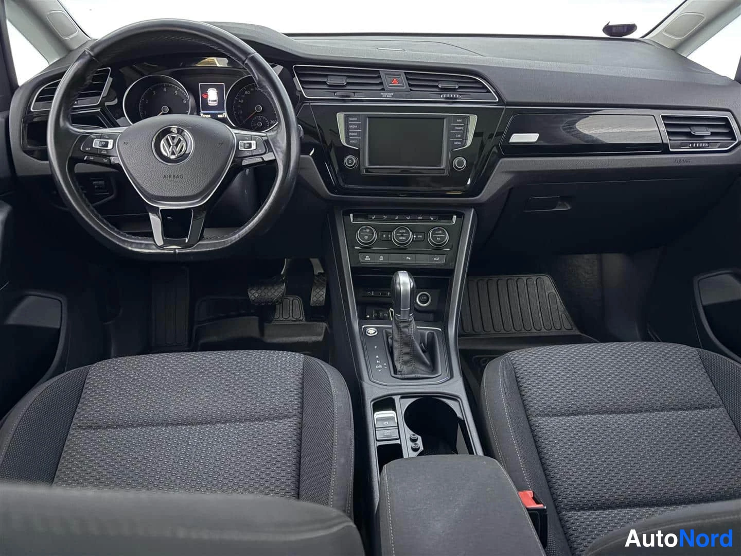 Harmaa Volkswagen Touran 2017, ohjaamo, kuva 13
